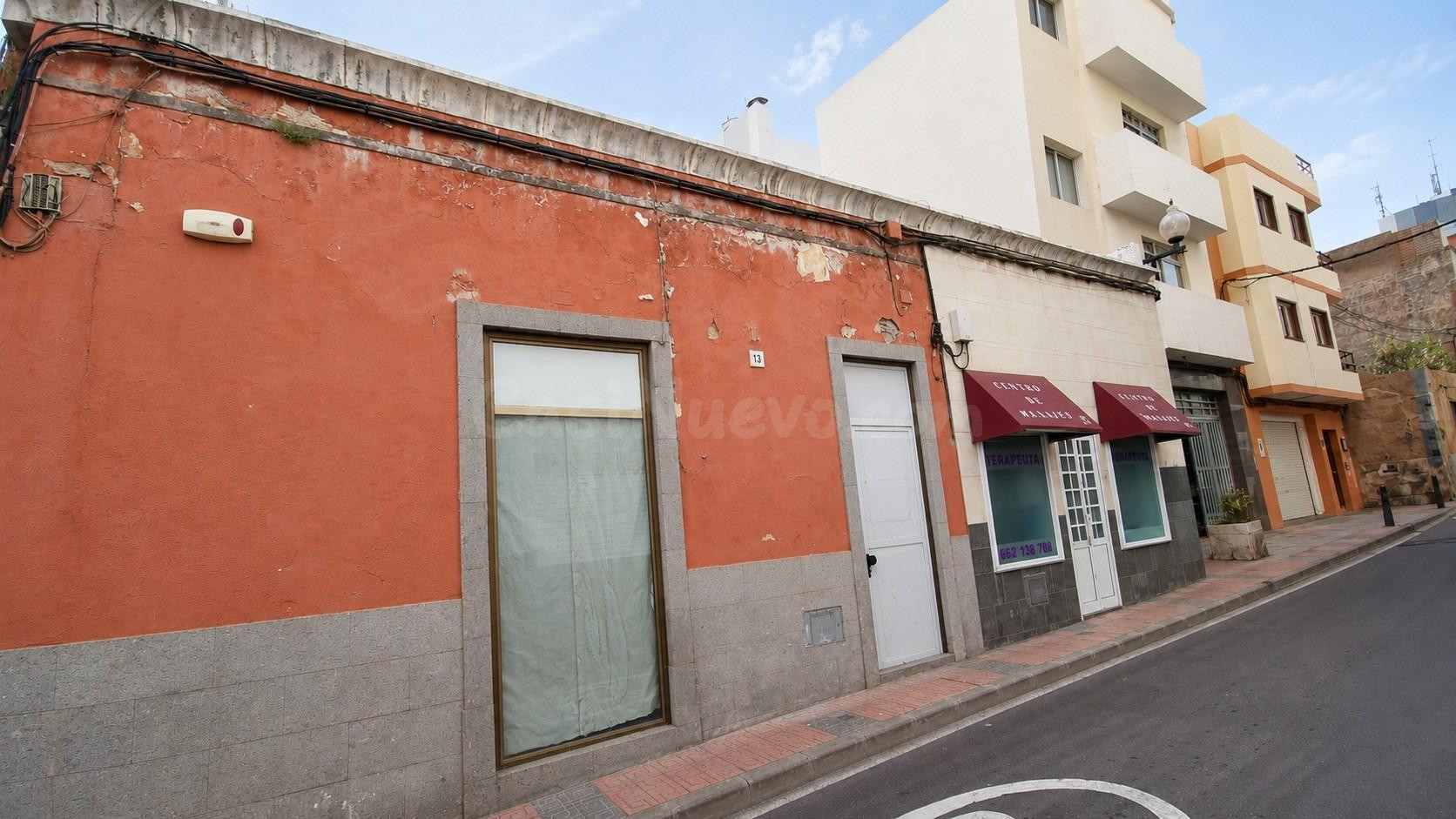 ️ PEQUEÑO EDIFICIO COMERCIAL CON GRAN POTENCIAL EN EL CENTRO