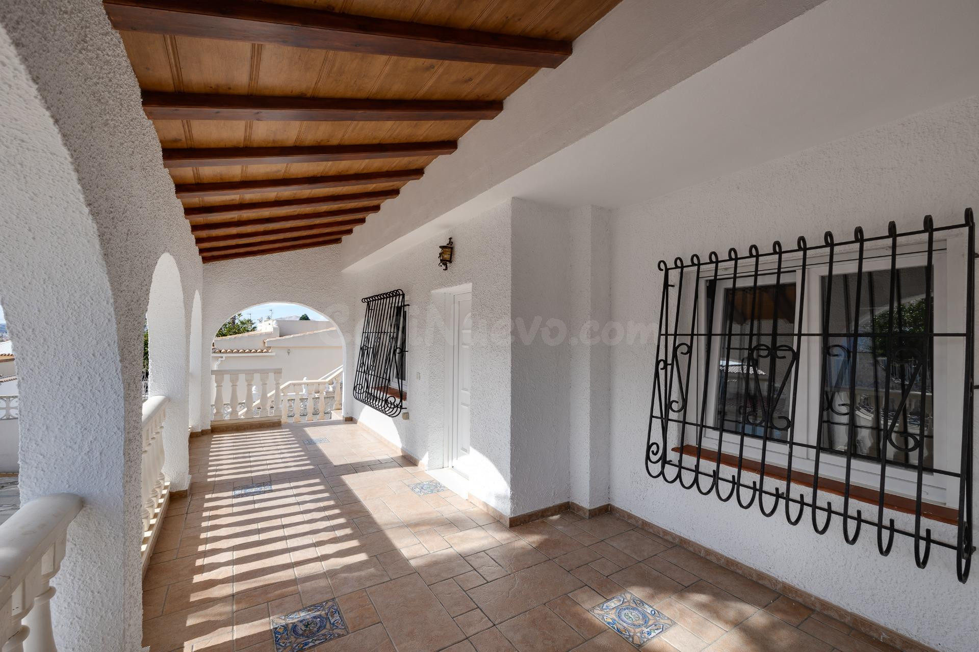 Chalet semi-independiente con piscina propia en el Chaparral - foto 3