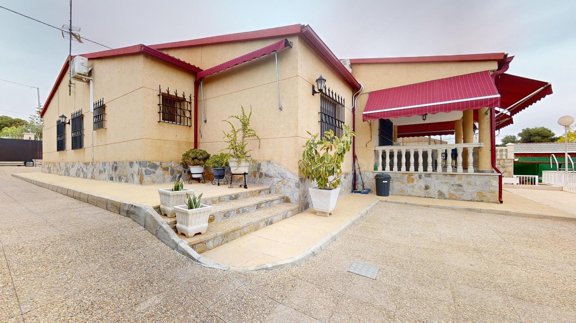 PEÑA LAS AGUILAS CHALET CON 4 DORMITORIOS, PISCINA Y BARBACO