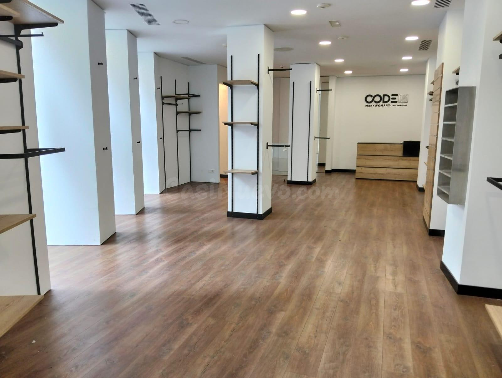 Se alquila local en calle Estella, al lado del corte Inglés,
