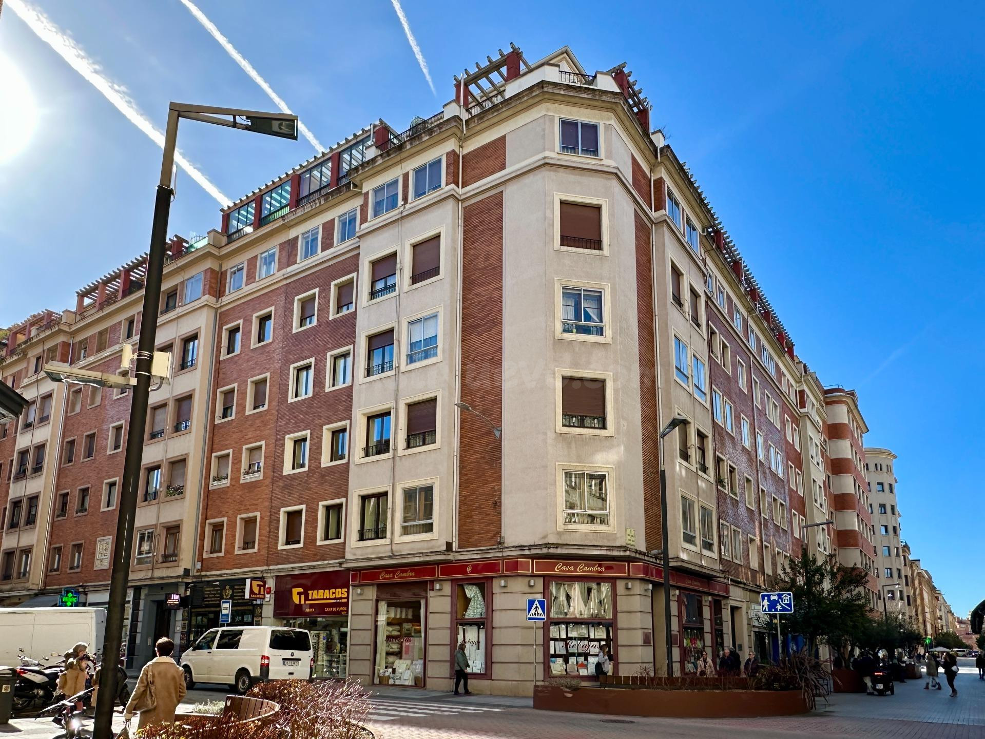 PISO EN VENTA EN EL CENTRO DE PAMPLONA. OPORTUNIDAD PARA REF - foto 2