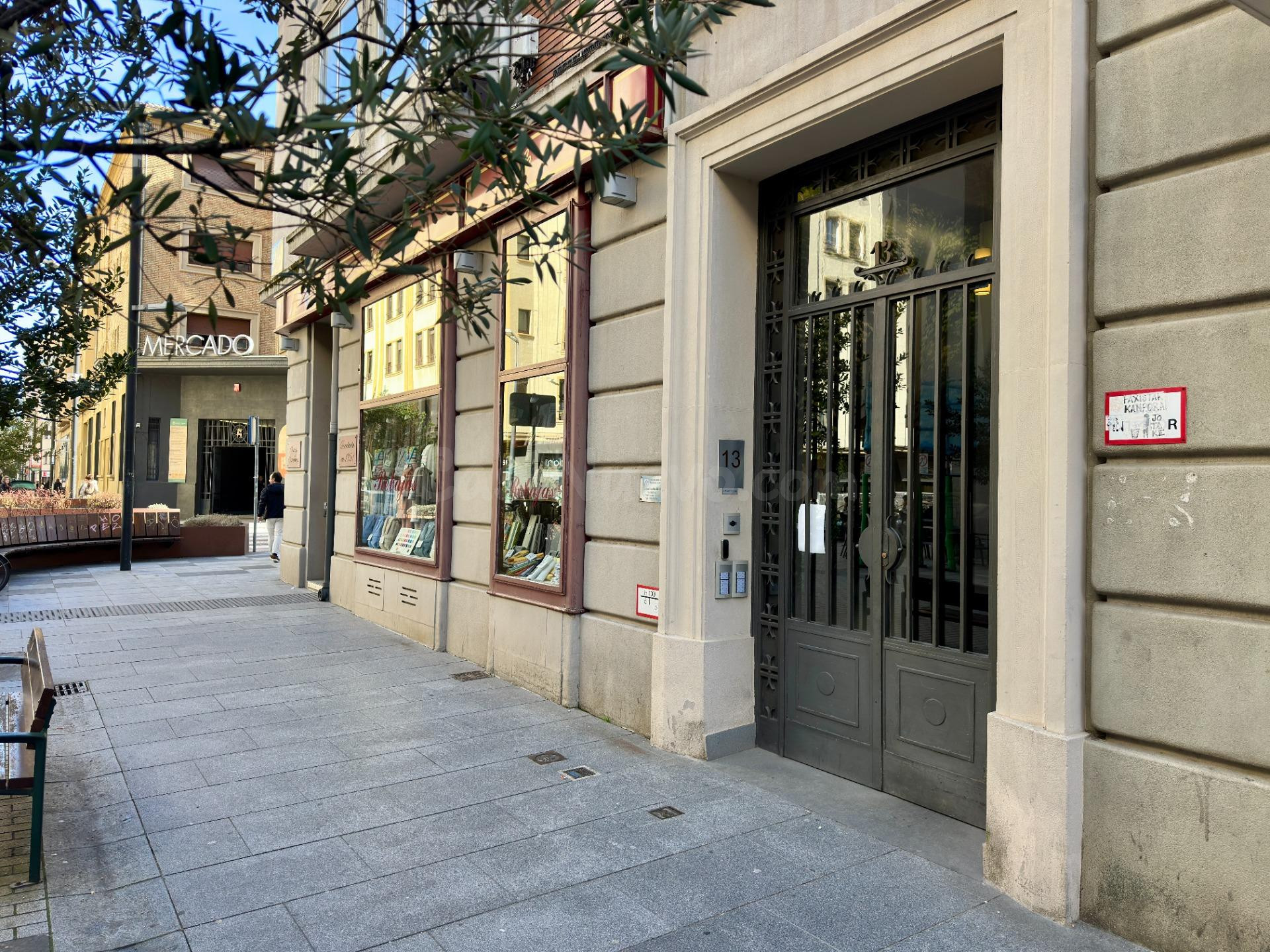 PISO EN VENTA EN EL CENTRO DE PAMPLONA. OPORTUNIDAD PARA REF - foto 4