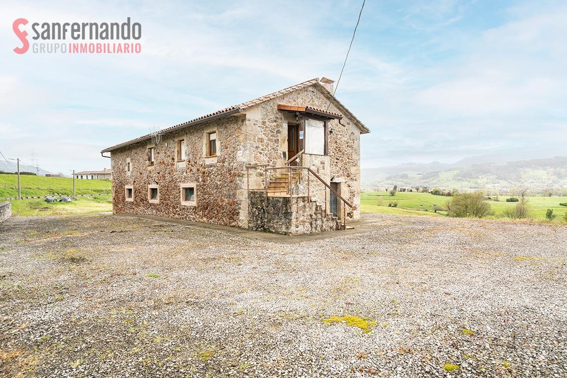 Casa de piedra Independiente sobre terreno urbano en Sobarzo