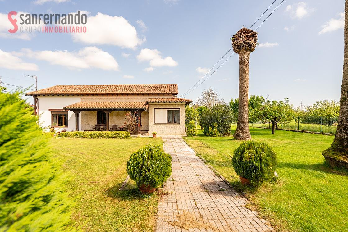 Casa independiente en una sola planta con terreno urbano de 