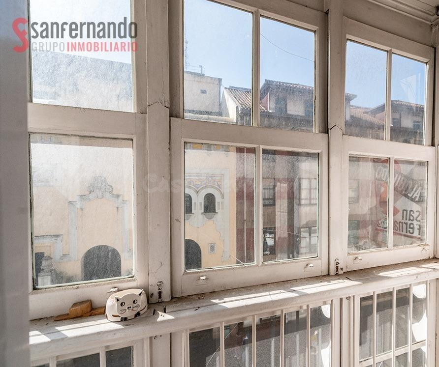 Piso en la calle Burgos de Santander con balcón y galería