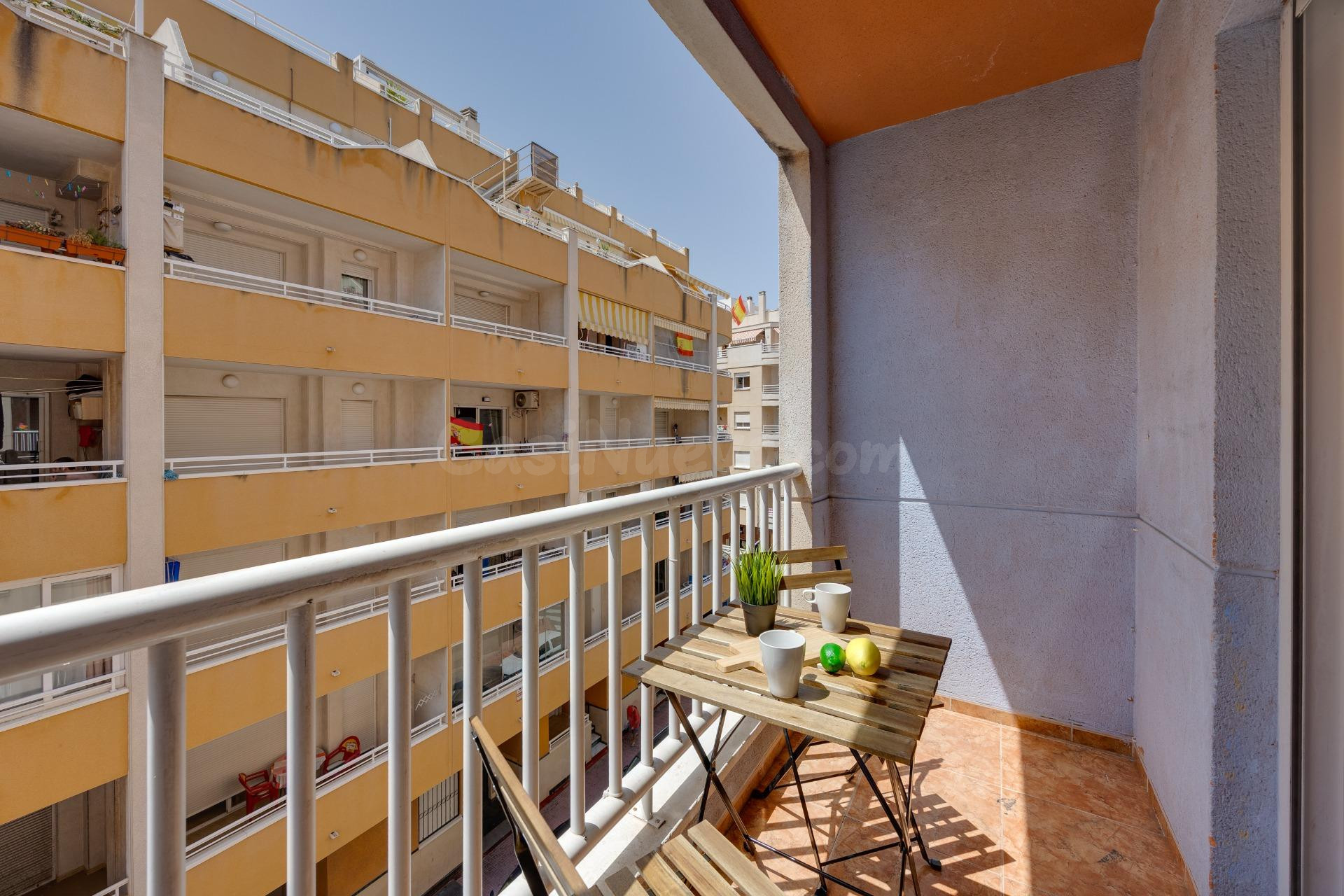 Apartamento de dos dormitorios, en zona céntrica de Torrevieja - foto 4