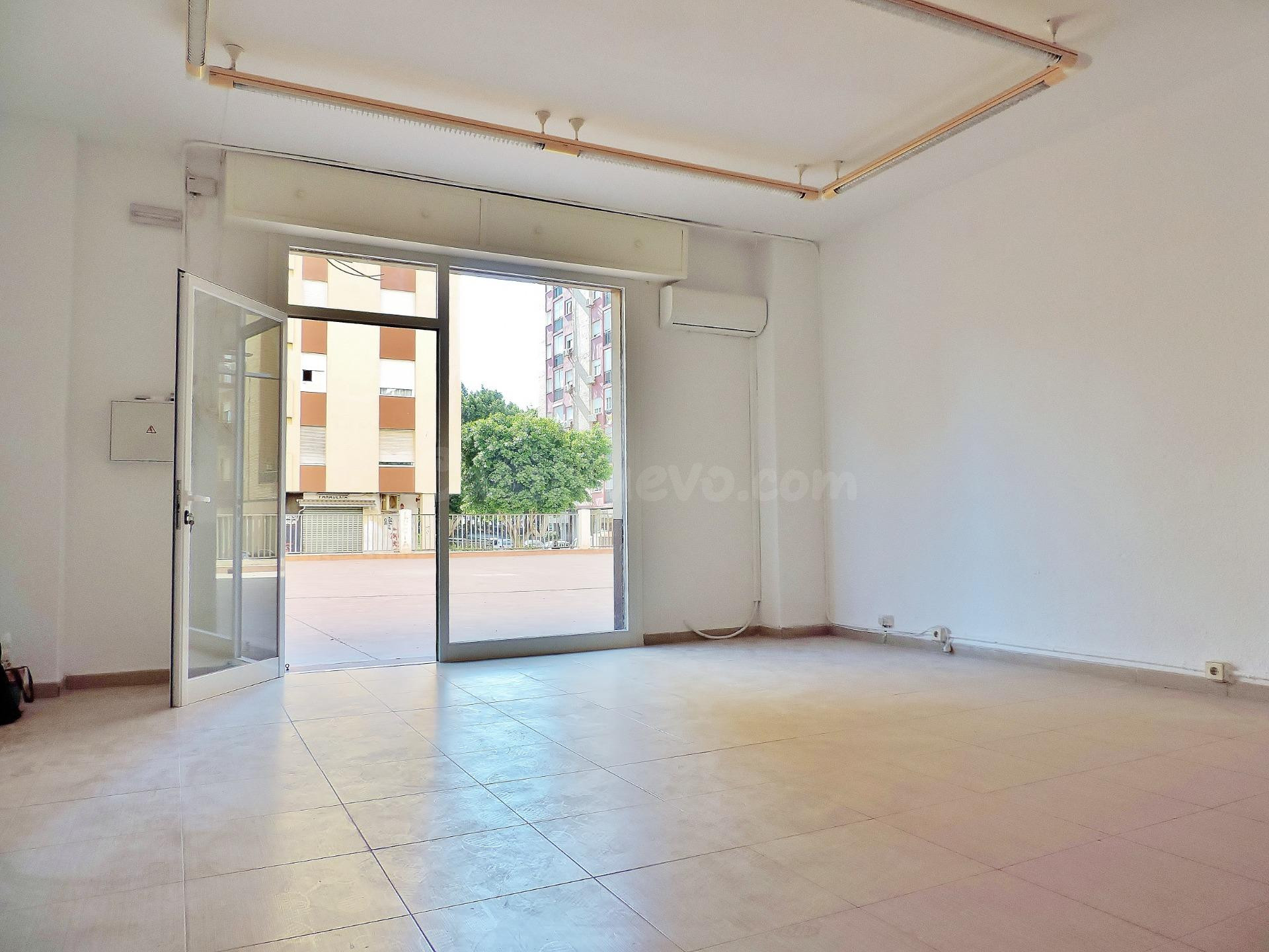 SE ALQUILA LOCAL COMERCIAL EN NUEVA ANDALUCÍA - foto 2