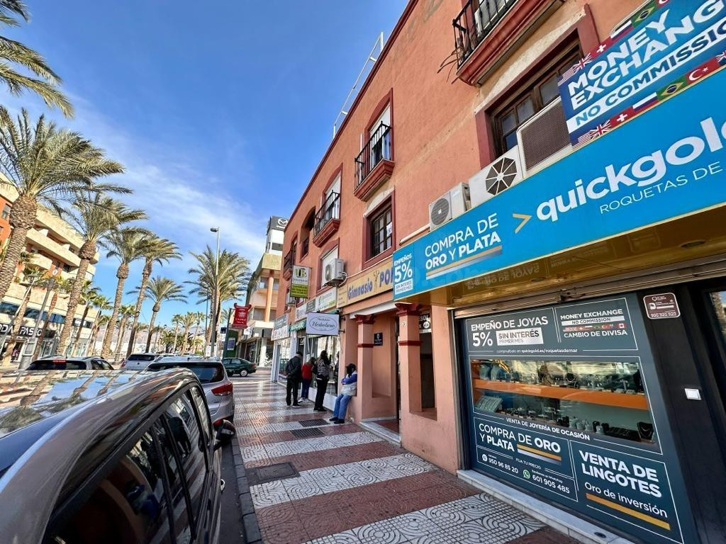 OFICINA EN ROQUETAS DE MAR PARA VENTA O ALQUILER CON OPCIÓN  - foto 2
