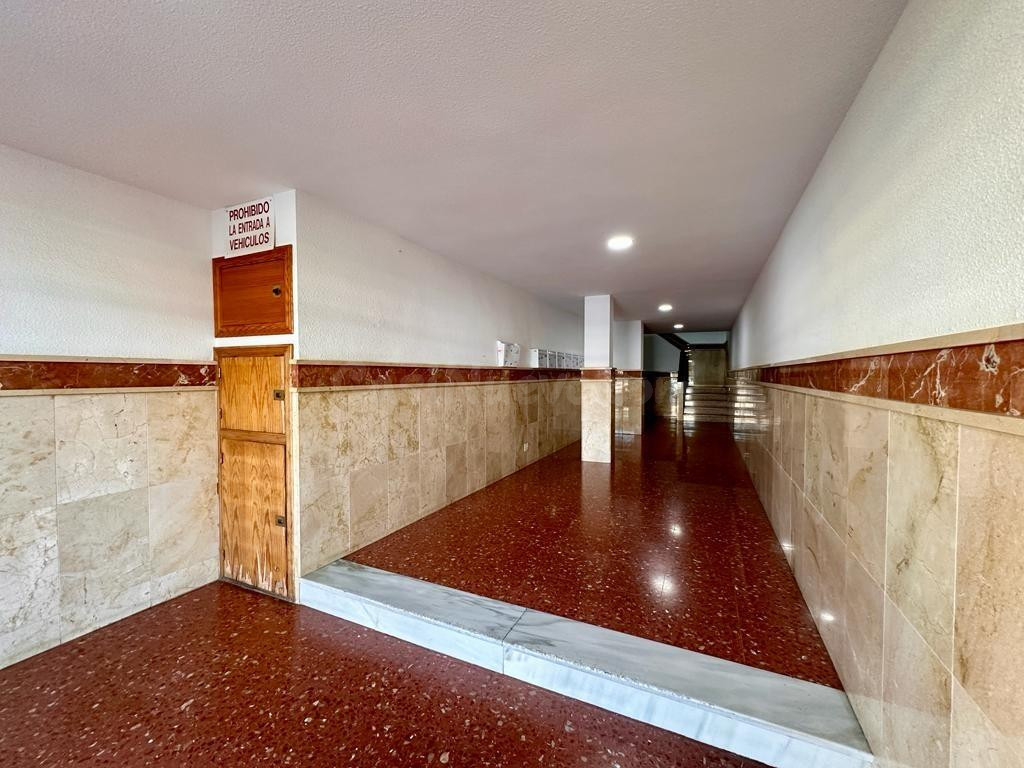 OFICINA EN ROQUETAS DE MAR PARA VENTA O ALQUILER CON OPCIÓN  - foto 4