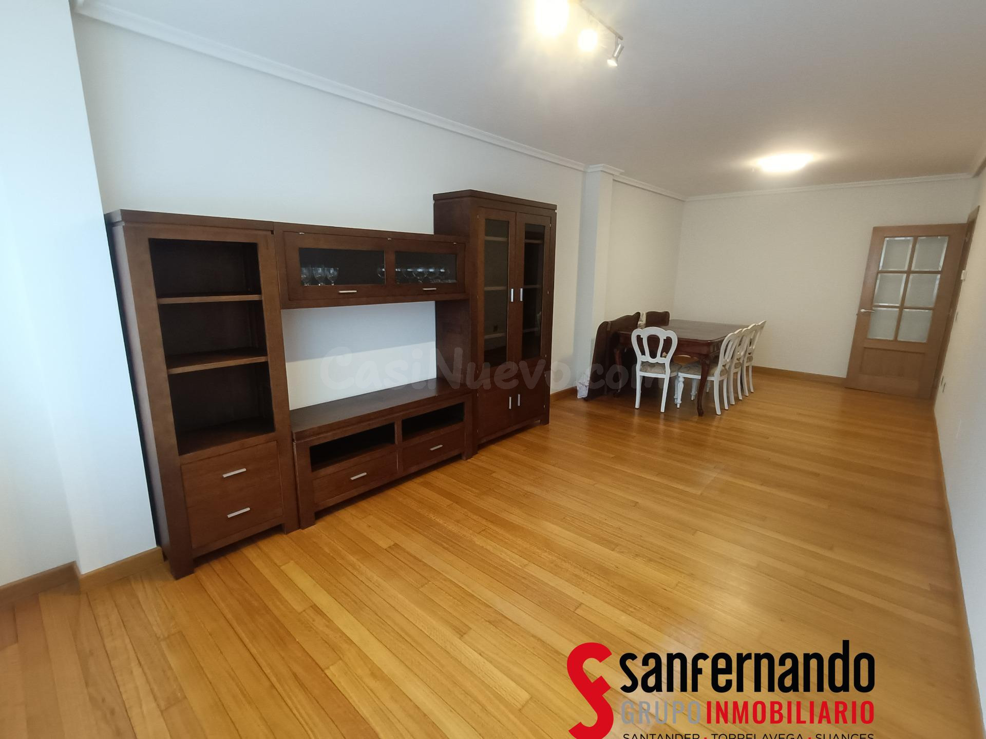 Se alquila piso de tres habitaciones con dos baños y dos pla