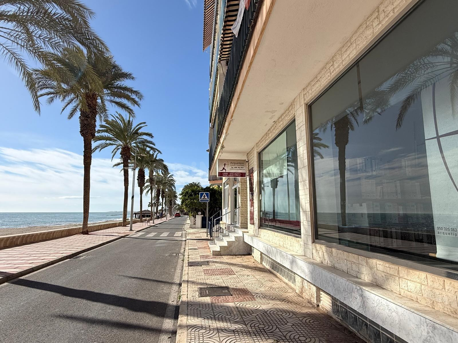 VENTA DE OFICINAS EN EL PASEO MARÍTIMO DE AGUADULCE - foto 2