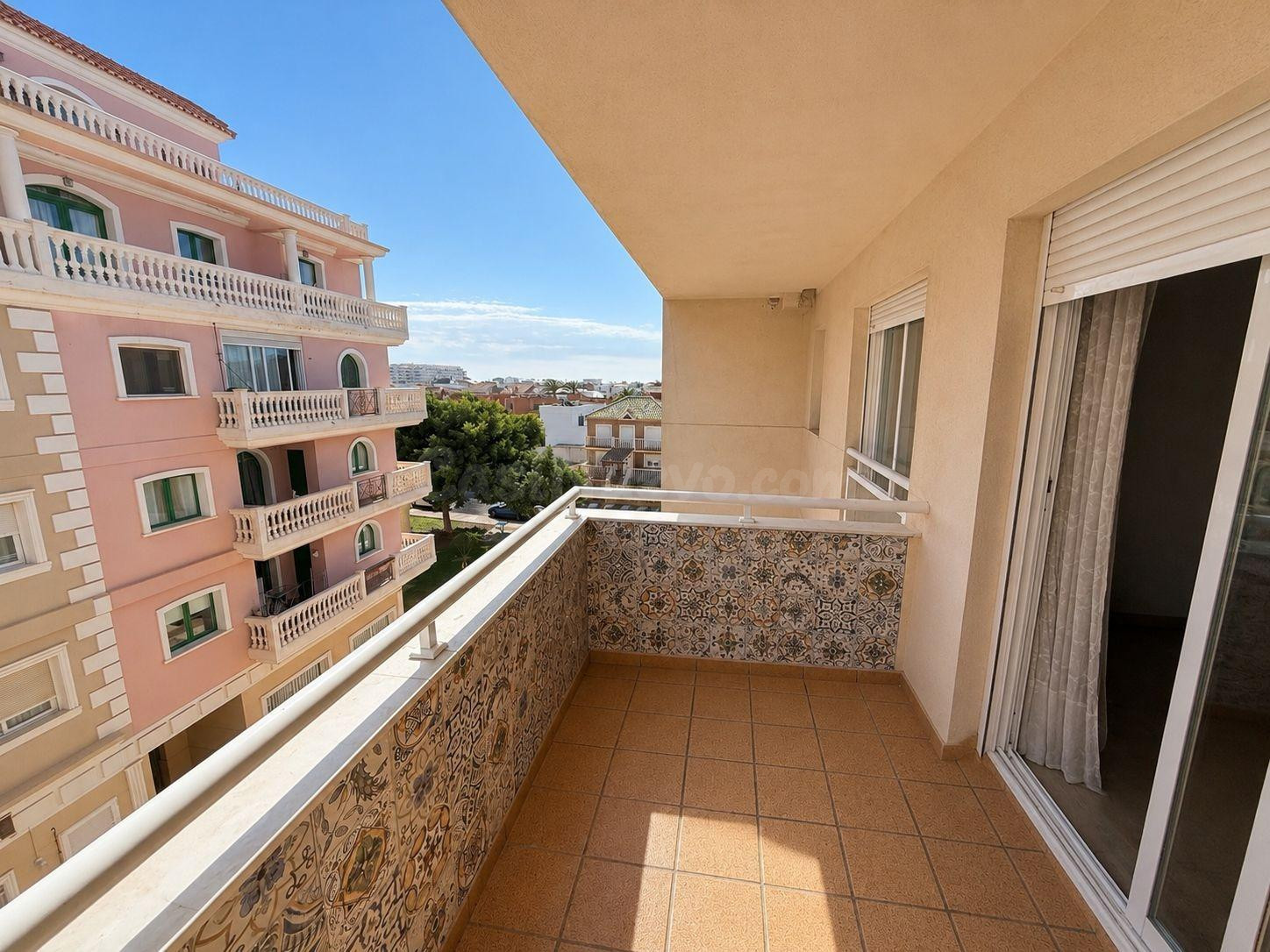 PRECIOSO PISO DE DOS DORMITORIOS CON PISCINA CERCA DEL MAR