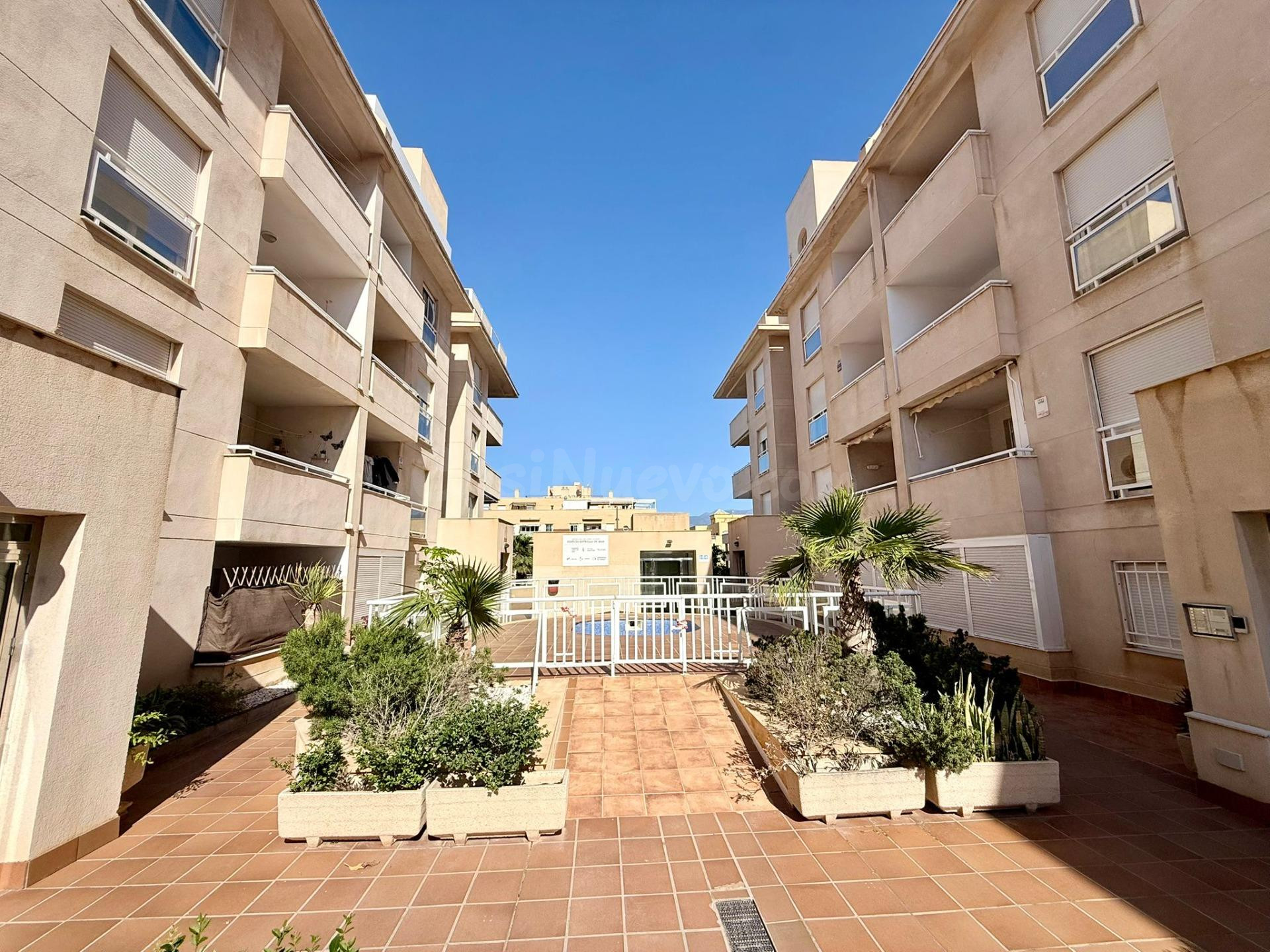 PRECIOSO PISO DE DOS DORMITORIOS CON PISCINA CERCA DEL MAR - foto 4