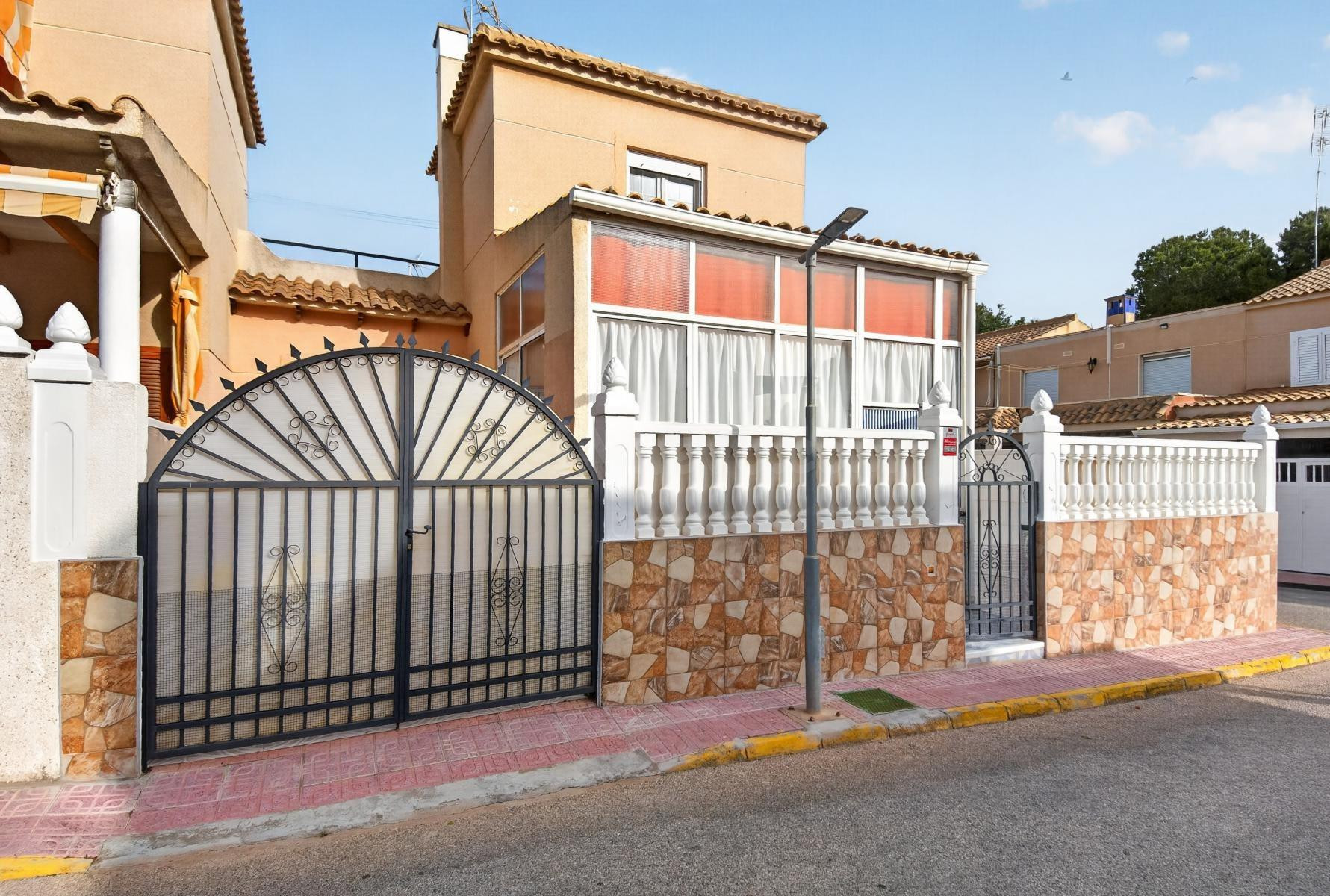 Serena I. Acogedor Adosado en esquina con solarium privado, 