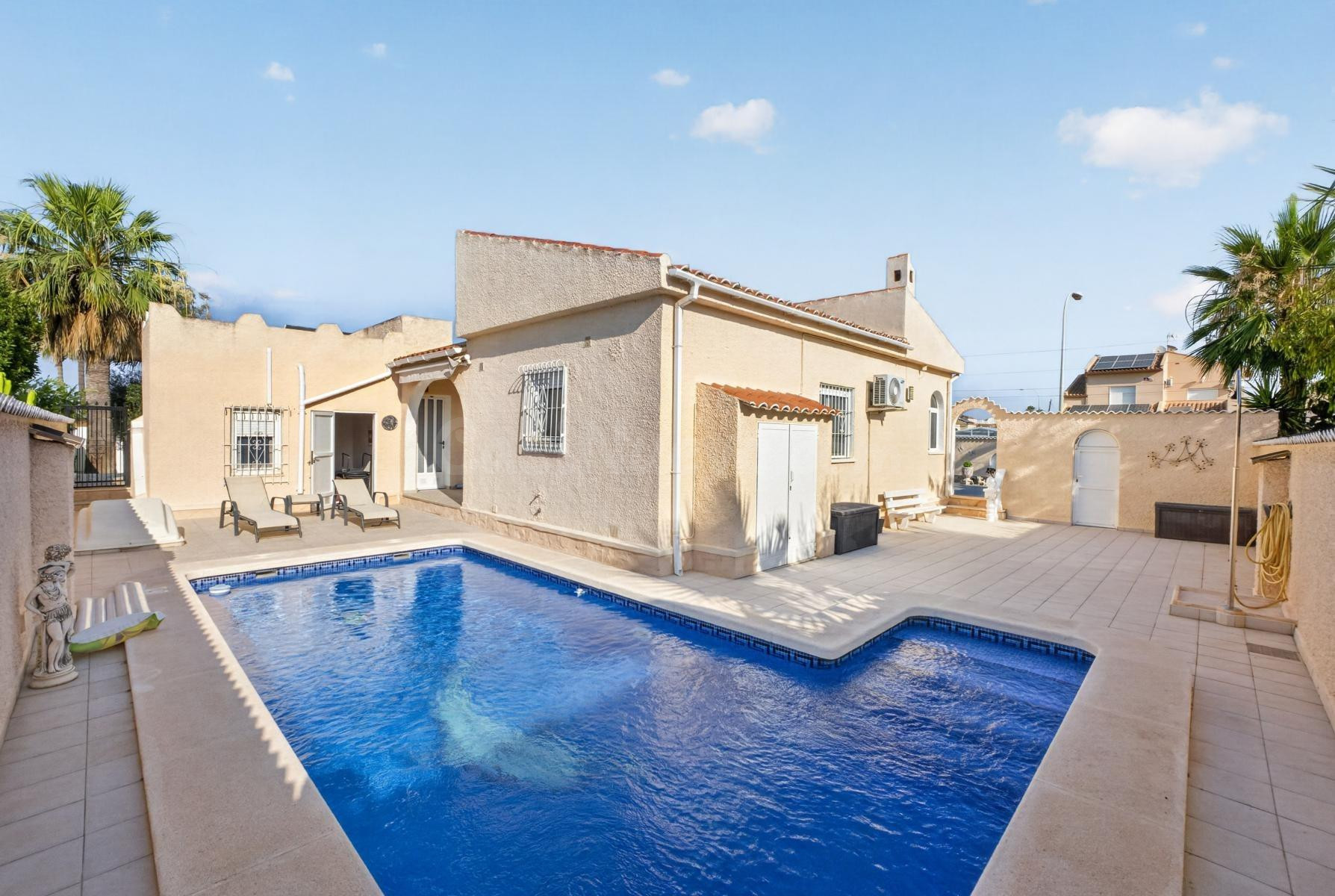 Encantador chalet pareado con piscina privada y amplia parce