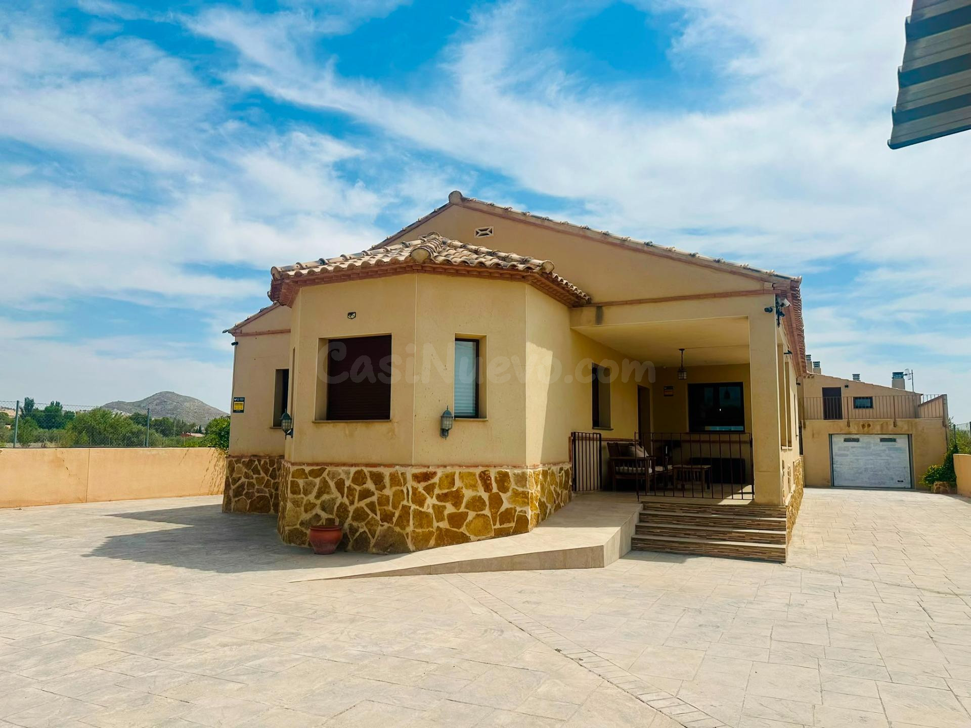 Exclusivo chalet moderno con piscina y casa de invitados