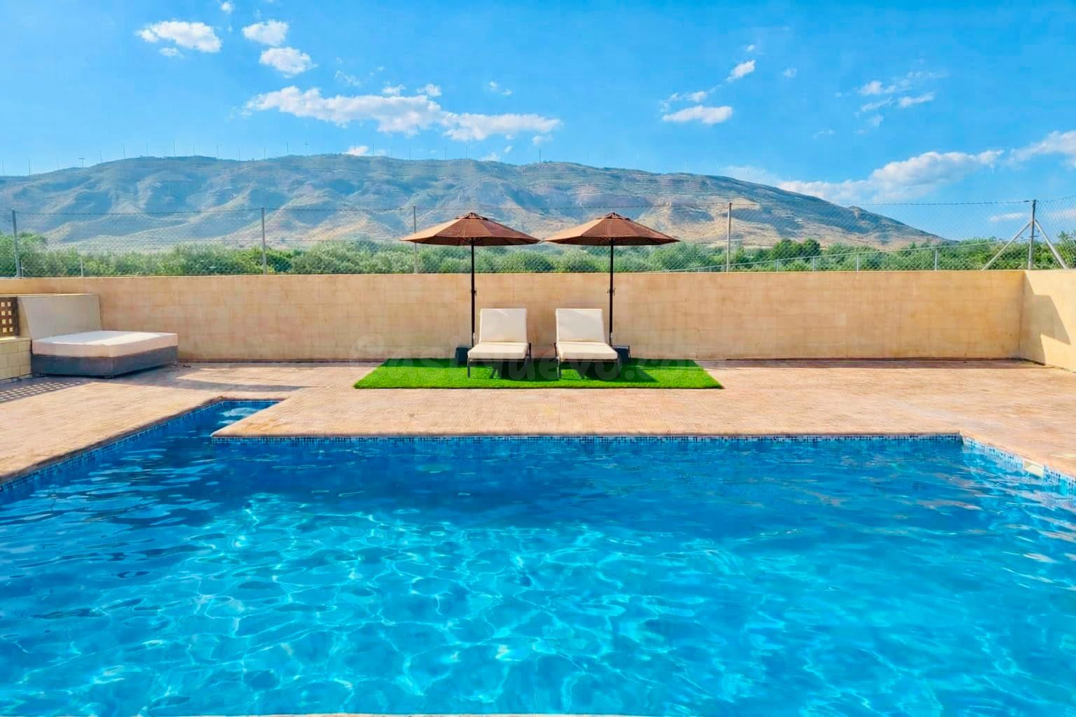 Exclusivo chalet moderno con piscina y casa de invitados - foto 2