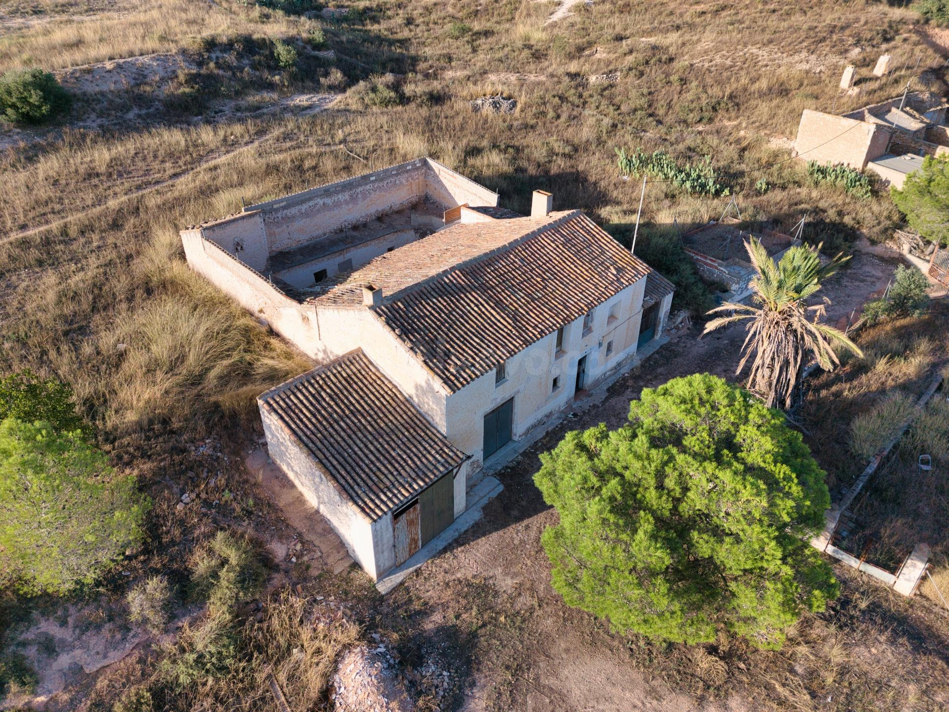 AMPLIA FINCA CON 427 M2 CONSTRUIDOS Y TODOS LOS SUMINISTROS