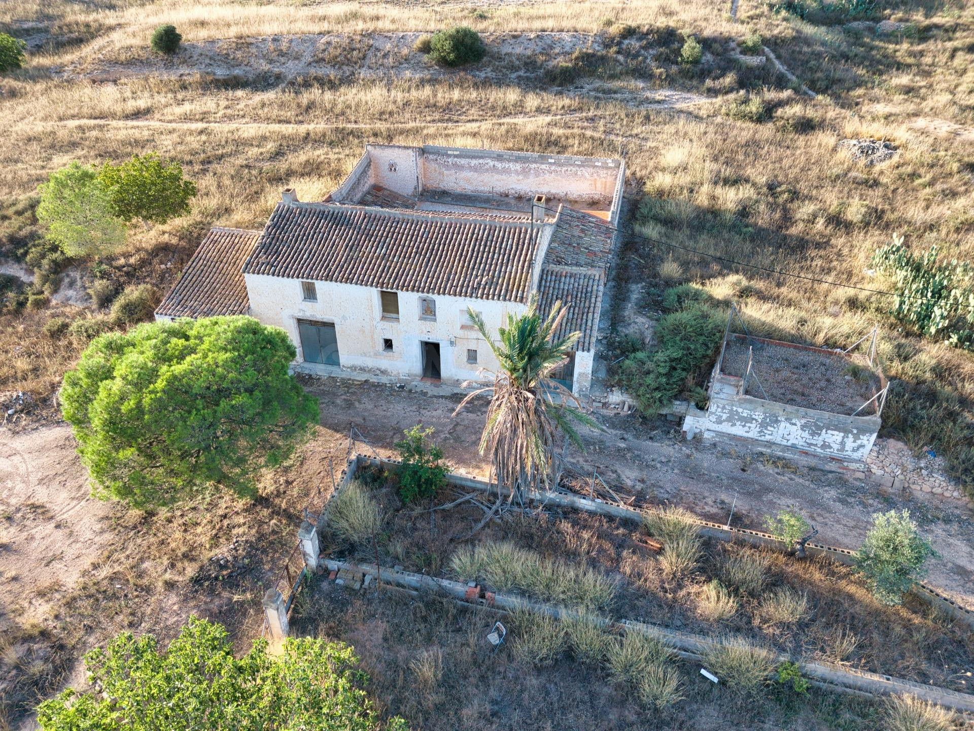AMPLIA FINCA CON 427 M2 CONSTRUIDOS Y TODOS LOS SUMINISTROS - foto 2