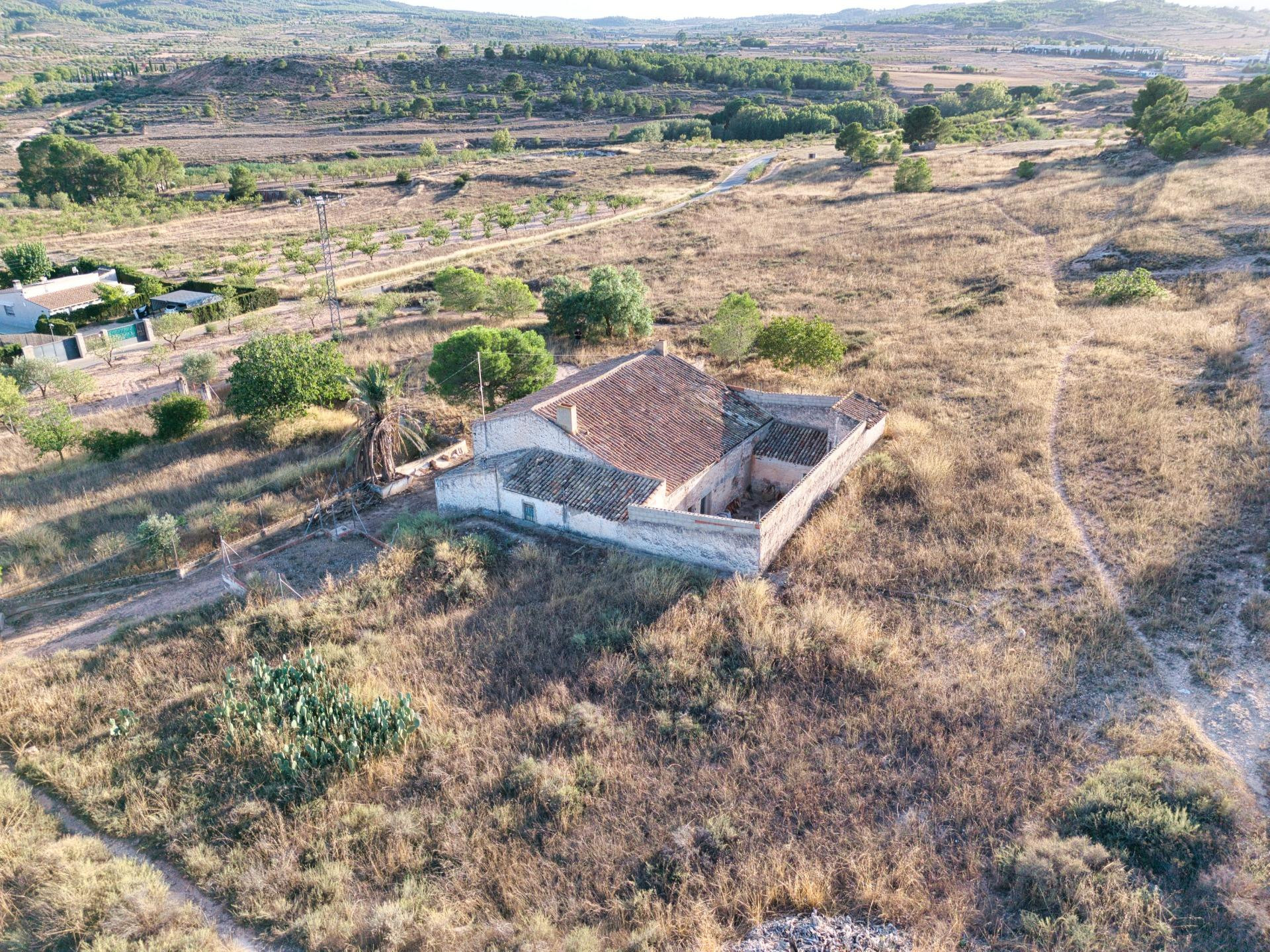 AMPLIA FINCA CON 427 M2 CONSTRUIDOS Y TODOS LOS SUMINISTROS - foto 3