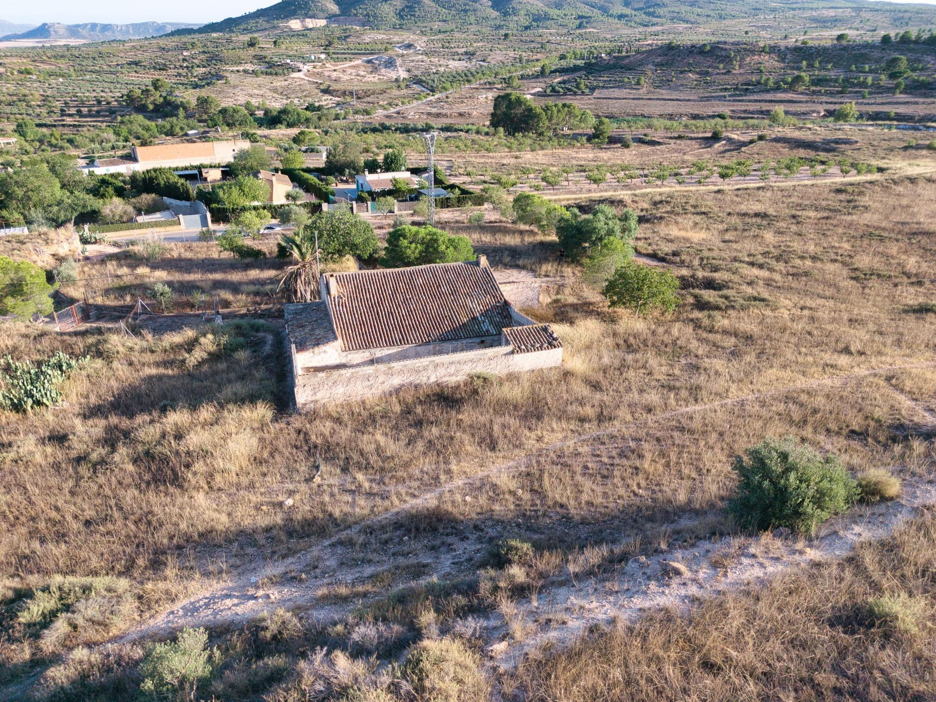 AMPLIA FINCA CON 427 M2 CONSTRUIDOS Y TODOS LOS SUMINISTROS - foto 4