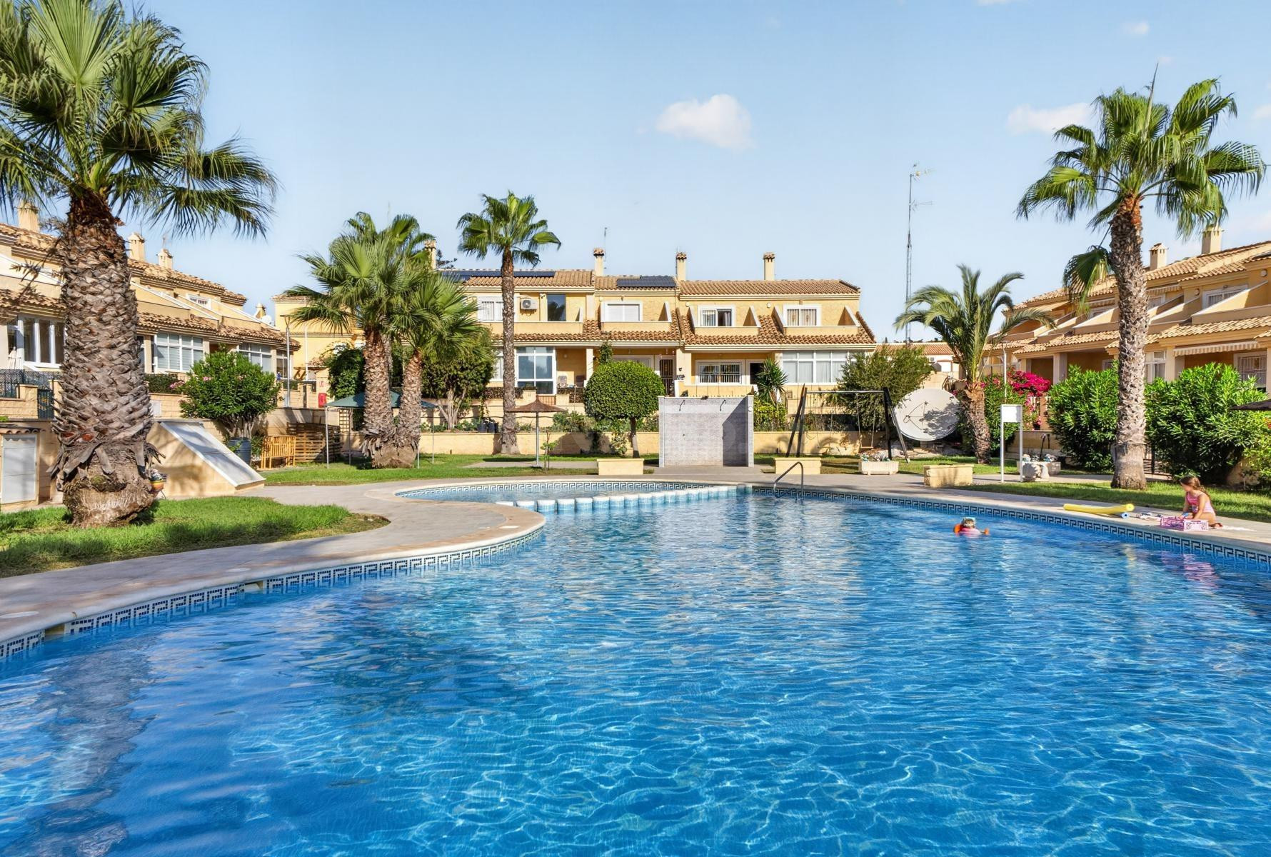 MARIBLANCA – PUNTA PRIMA | Adosado de 3 dormitorios, jardín  - foto 5
