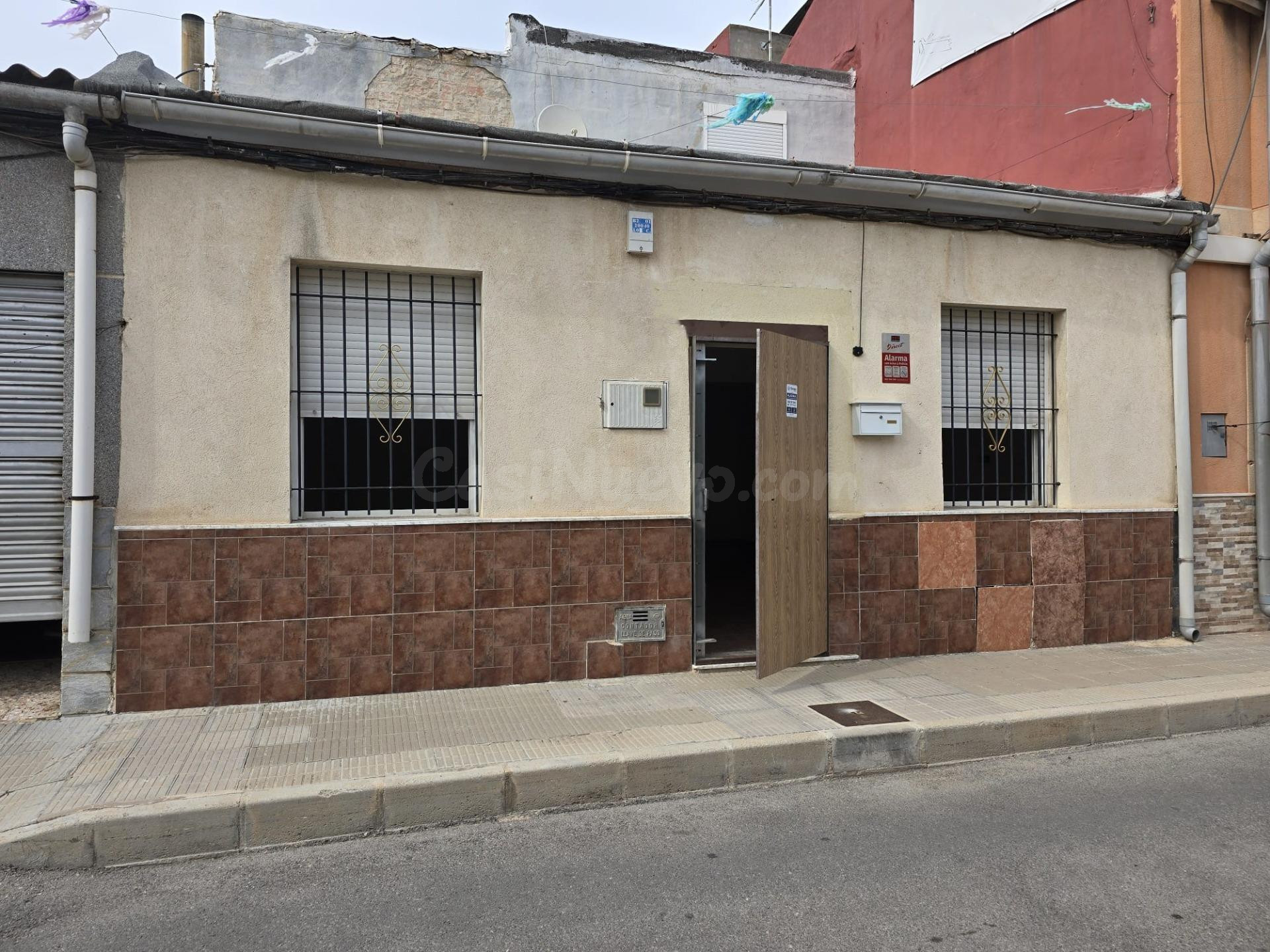 CASA ADOSADA CON AMPLIAS POSIBILIDADES EN ALMORADÍ