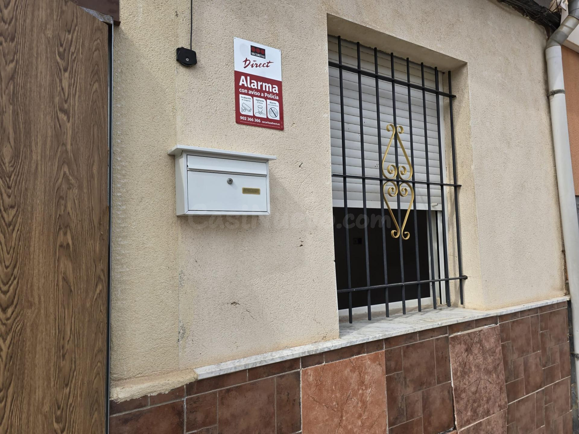 CASA ADOSADA CON AMPLIAS POSIBILIDADES EN ALMORADÍ - foto 2