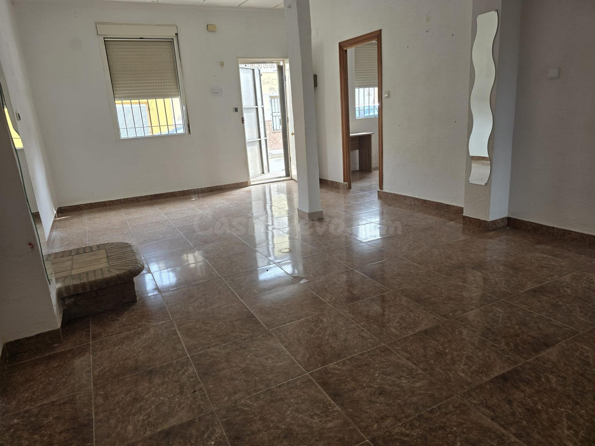 CASA ADOSADA CON AMPLIAS POSIBILIDADES EN ALMORADÍ - foto 3