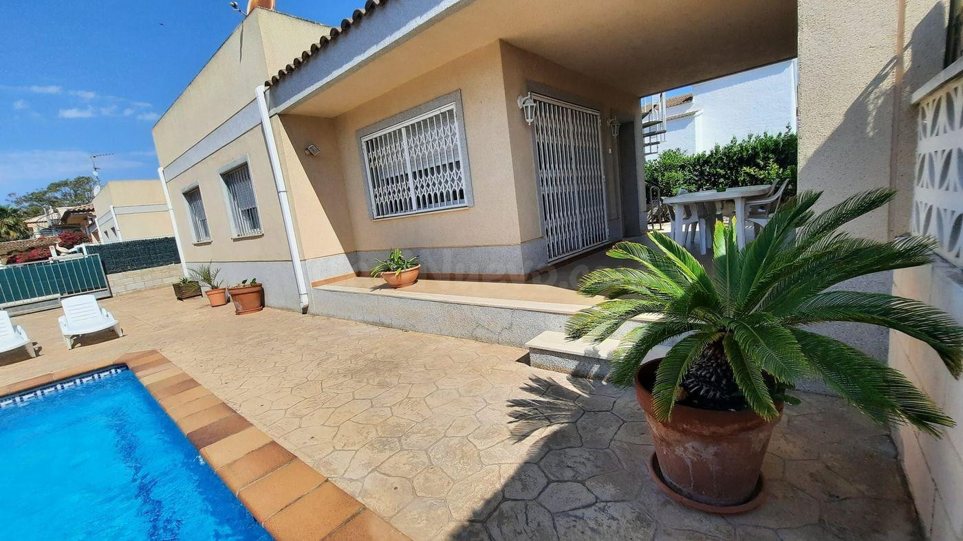 Chalet 95 m2 con 3 dormitorios, Urb. Riumar - foto 2