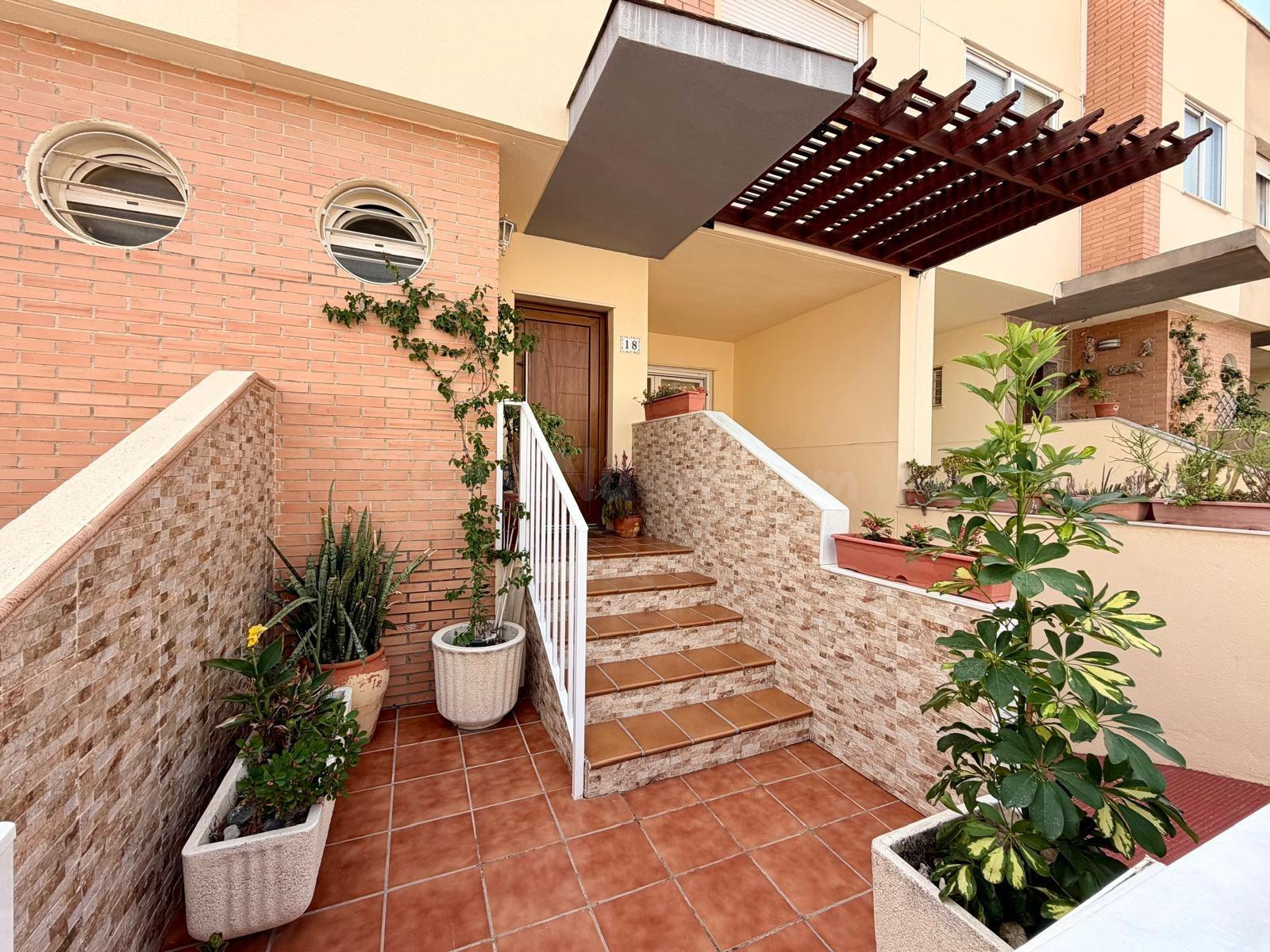 PRECIOSA CASA ADOSADA EN VILLA INÉS - foto 4