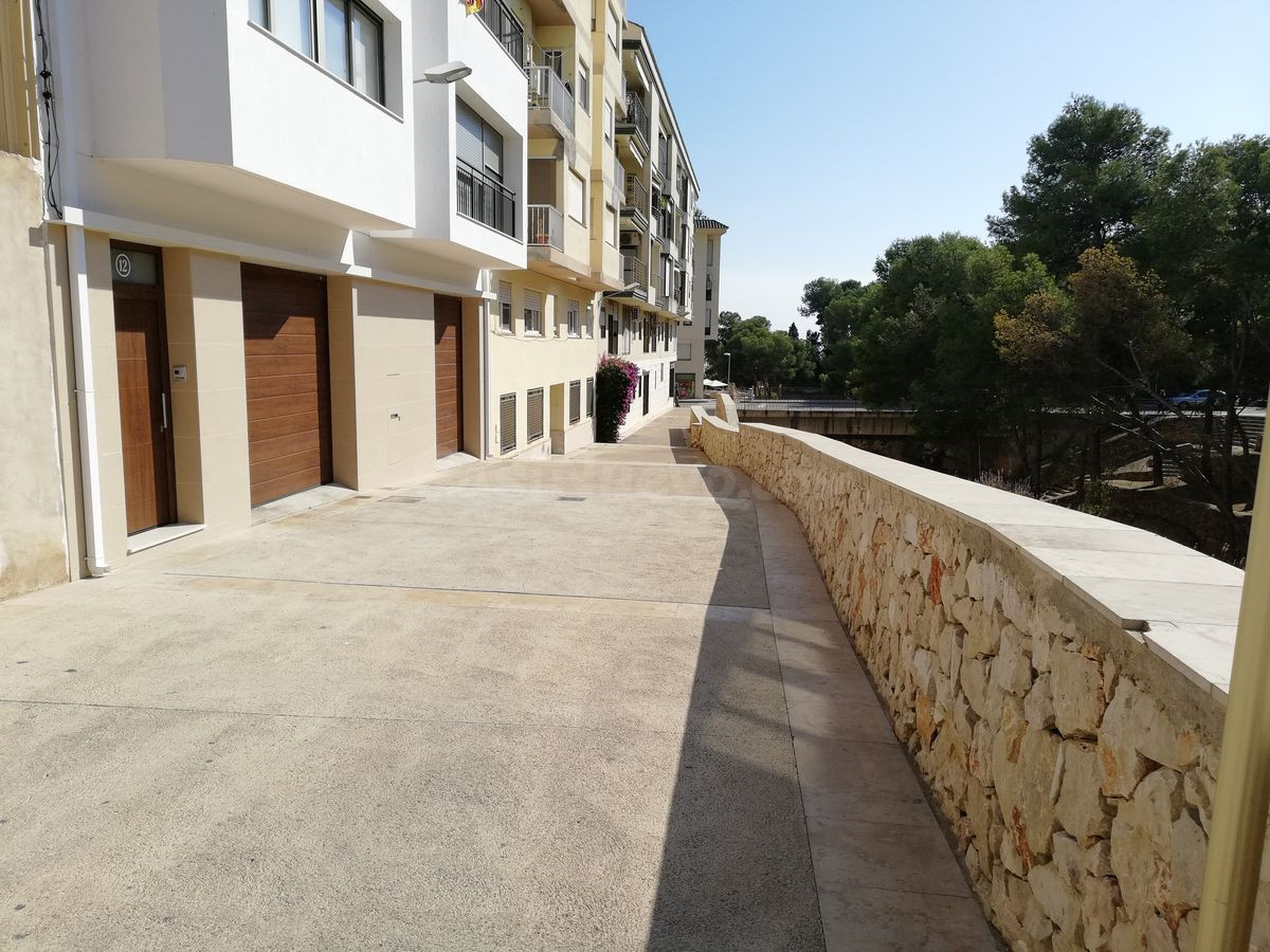 Solar de 64 m2 esquinero en el centro del pueblo. - foto 4