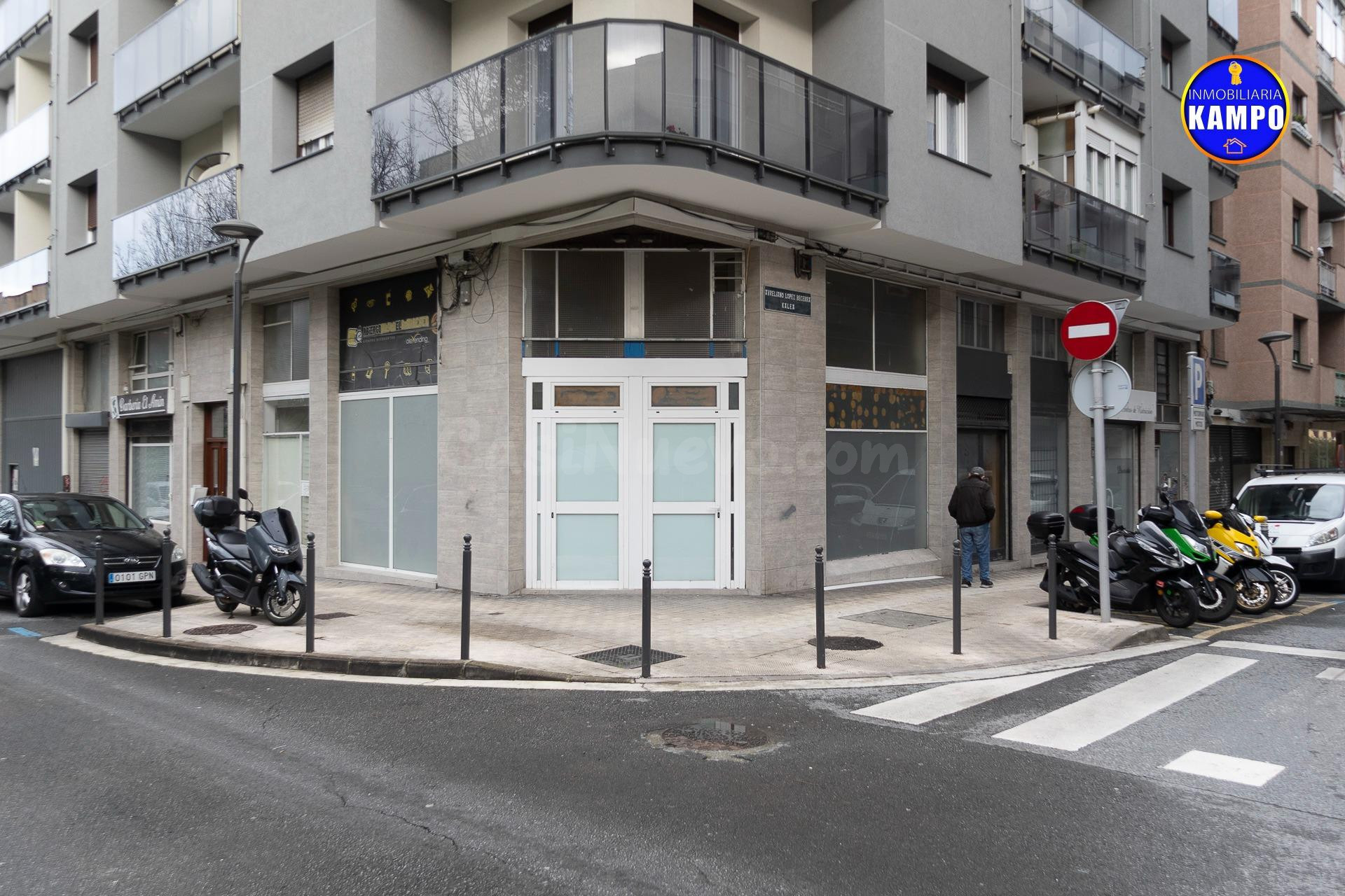 Se vende en Irun, local en esquina.