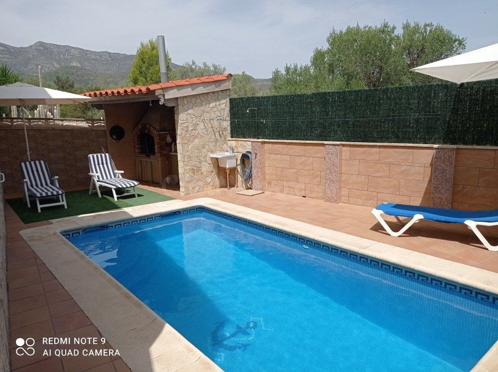 Chalet de 180 m2,  5 dormitorios, piscina, barbacoa. A 300 m