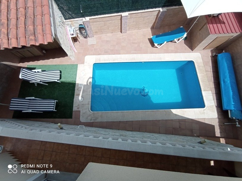 Chalet de 180 m2,  5 dormitorios, piscina, barbacoa. A 300 m - foto 2
