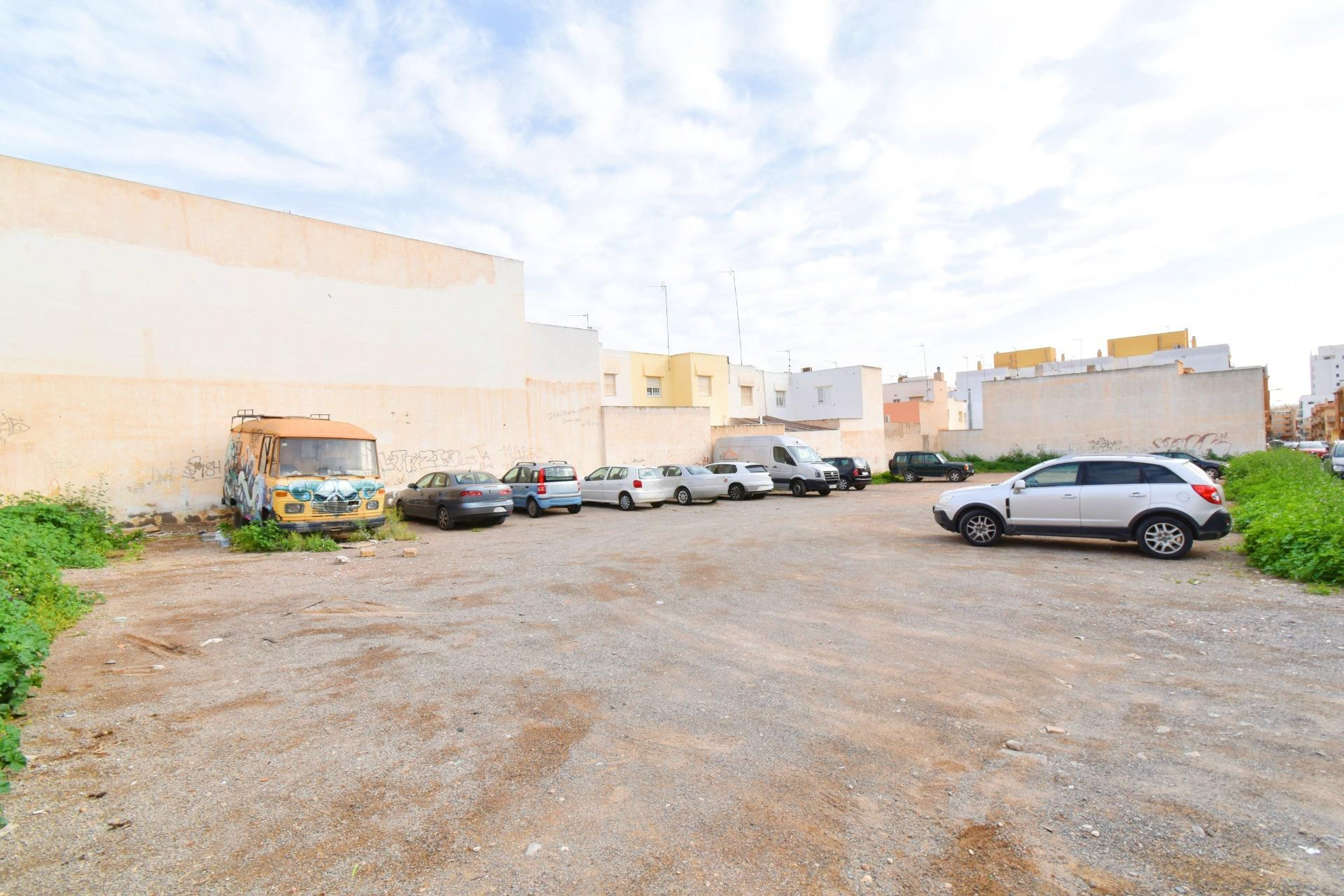 SE VENDE O ALQUILA SOLAR EN MUY BUENA ZONA DEL EJIDO - foto 3