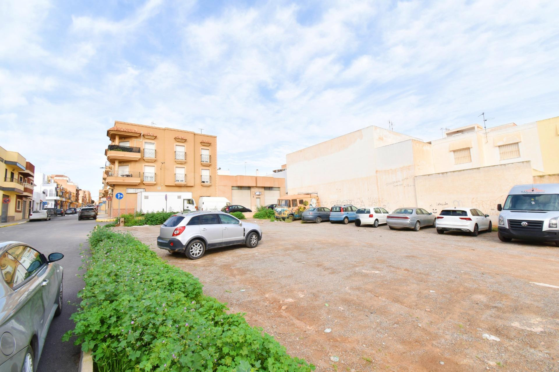 SE VENDE O ALQUILA SOLAR EN MUY BUENA ZONA DEL EJIDO - foto 4