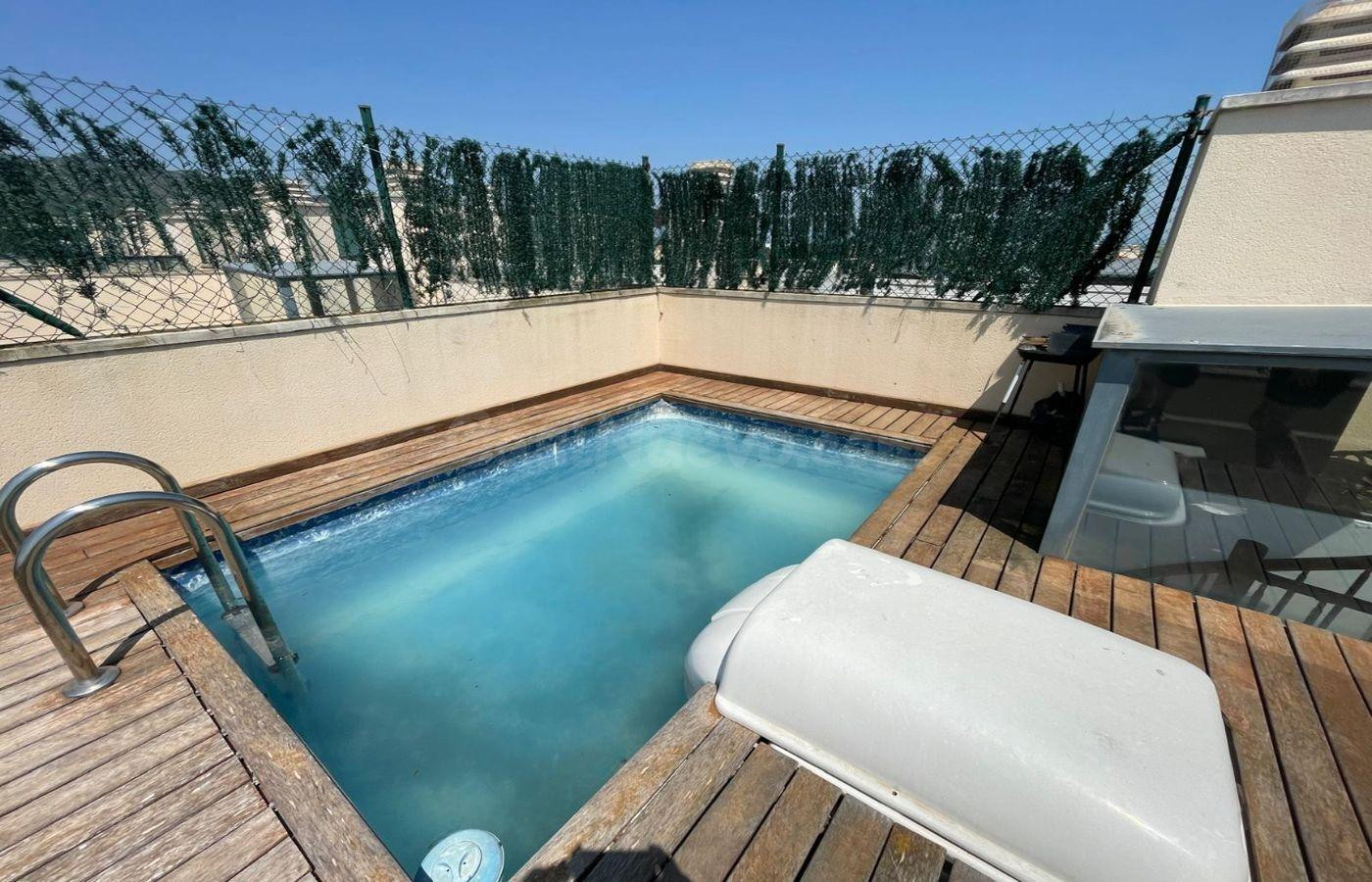 DISFRUTA DE ESTE ÁTICO CON PISCINA PRIVADA , CON VISTAS A LA BAHIA