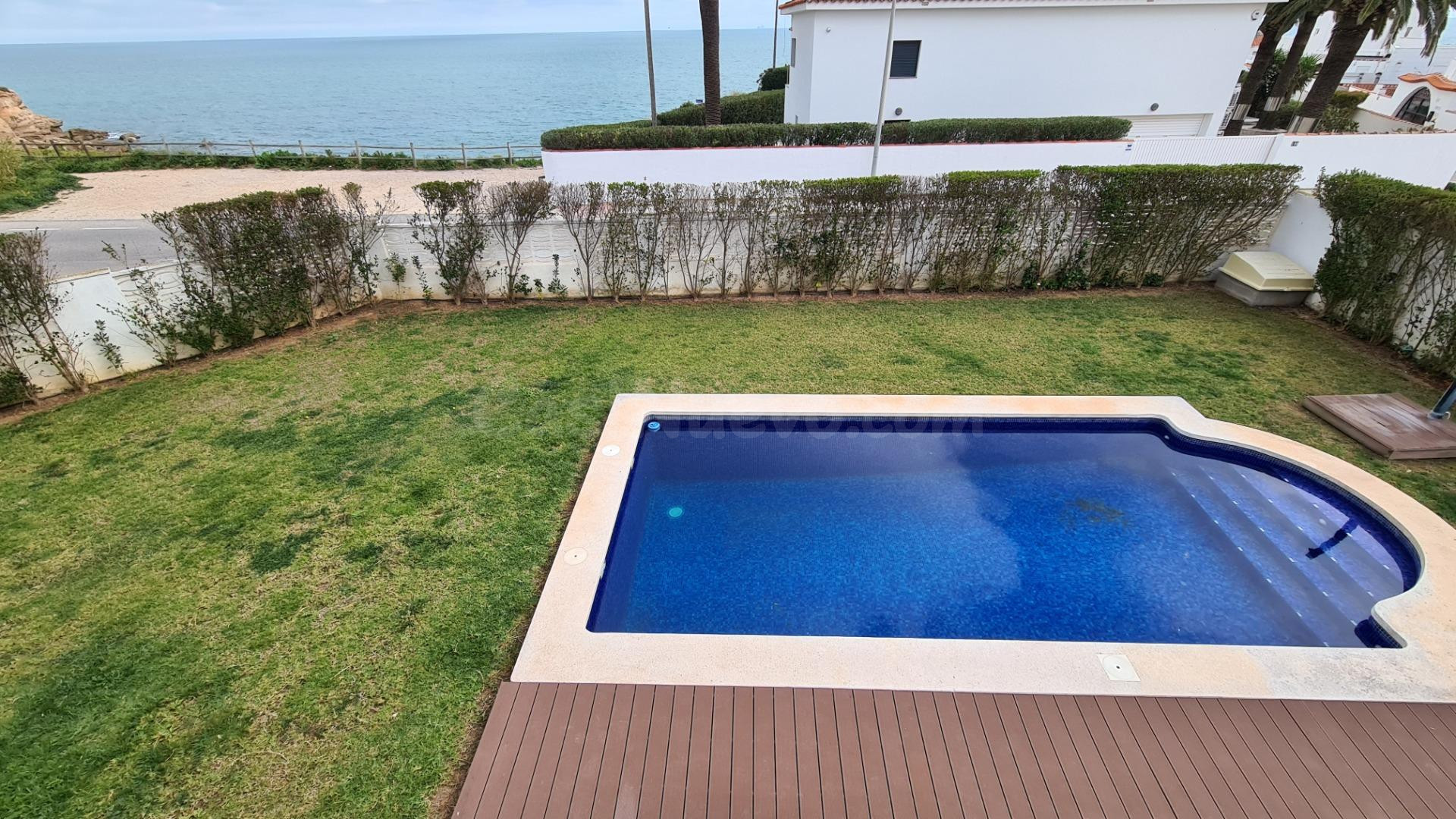 Chalet adosado en esquina con piscina y jardín privado frent