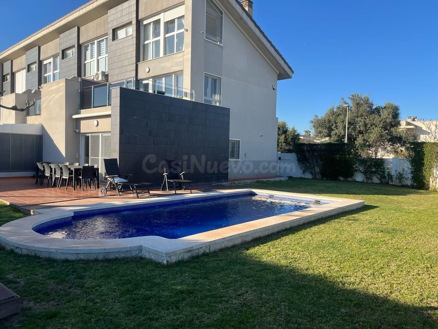 Chalet adosado en esquina con piscina y jardín privado frent - foto 3