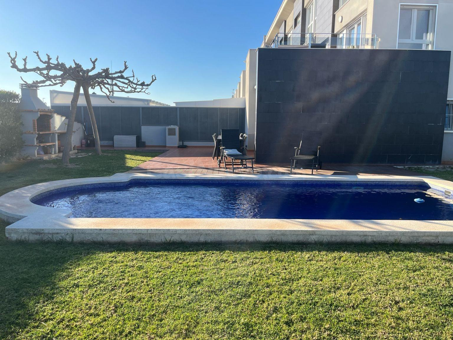 Chalet adosado en esquina con piscina y jardín privado frent - foto 4