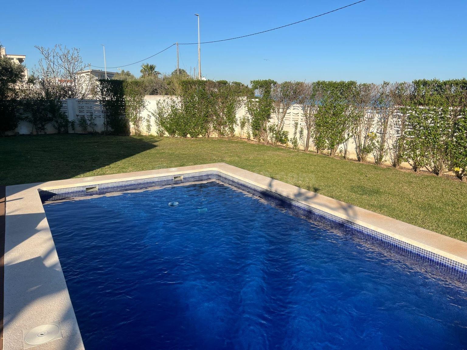 Chalet adosado en esquina con piscina y jardín privado frent - foto 5