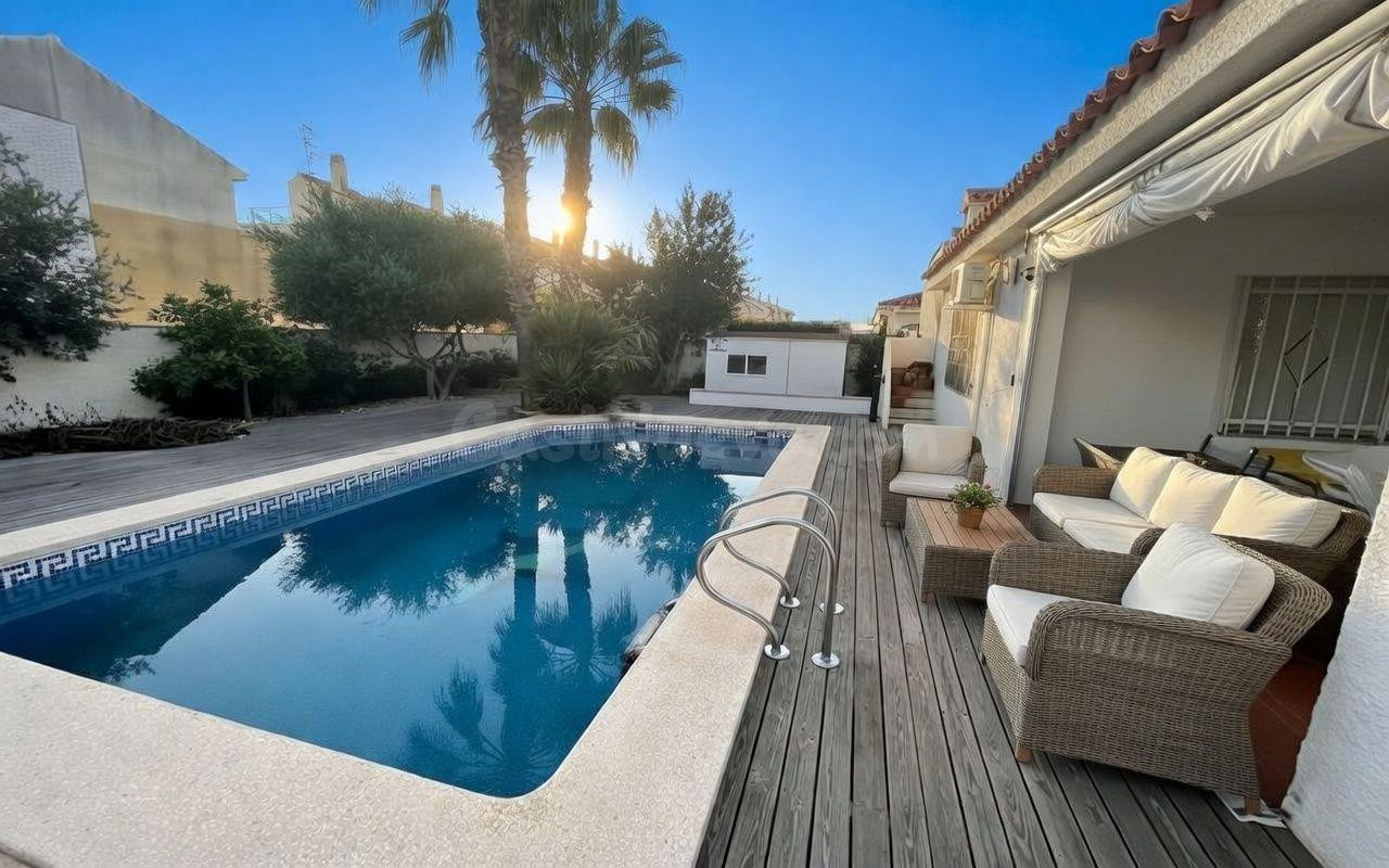 CHALET CON PISICINA, TODO EN UNA PLANTA A POCOS M DEL MAR