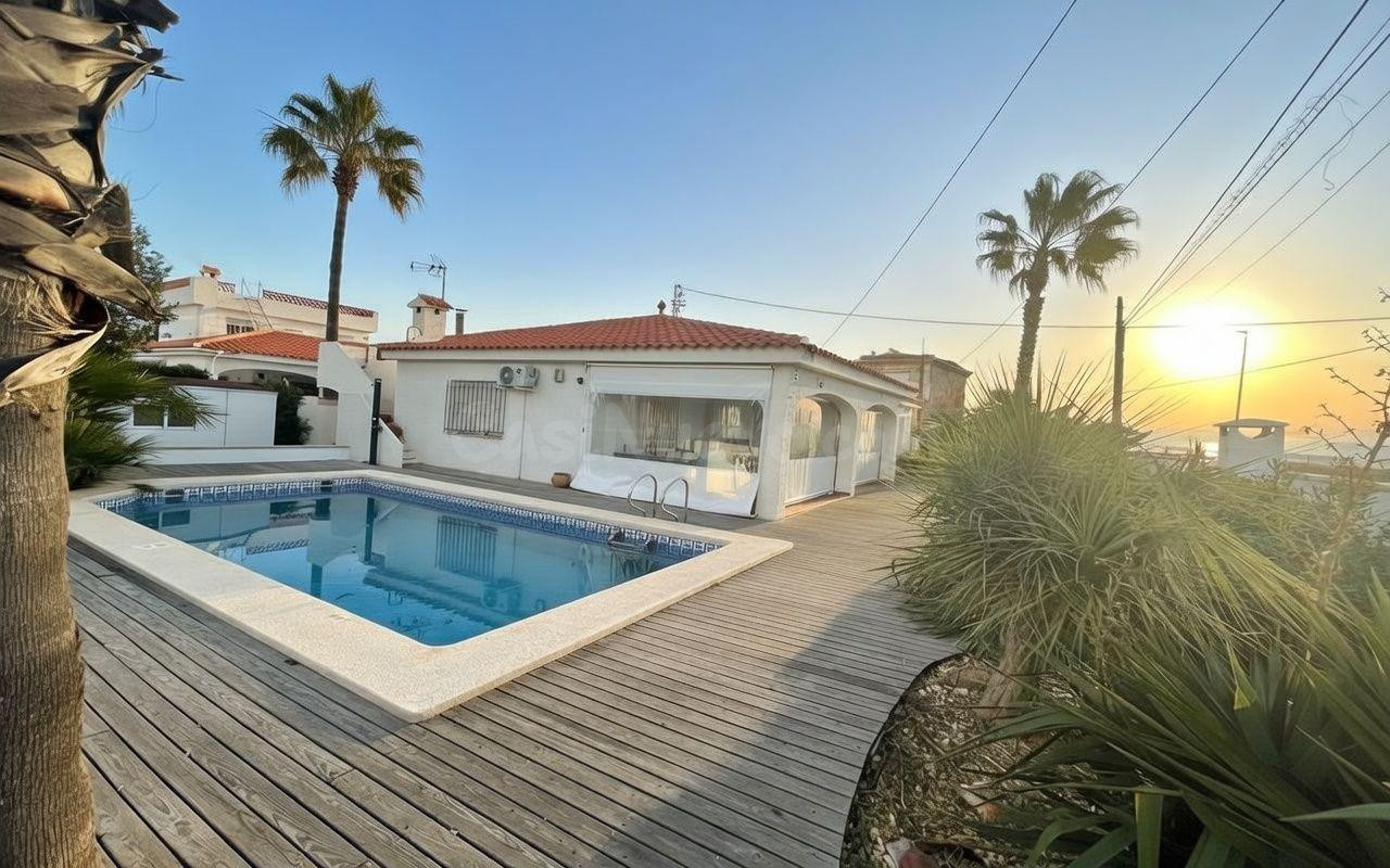 CHALET CON PISICINA, TODO EN UNA PLANTA A POCOS M DEL MAR - foto 2