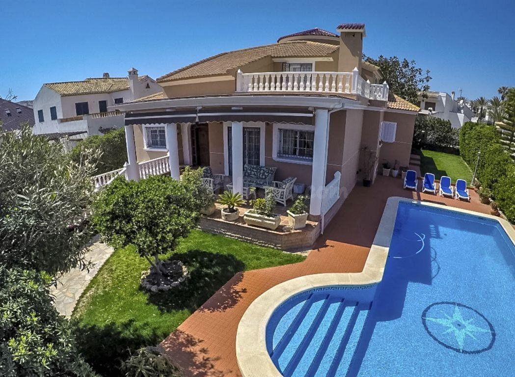 MAGNIFICA VILLA DE LUJO CON PISCINA PROPIA Y A UNOS PASOS DE - foto 2