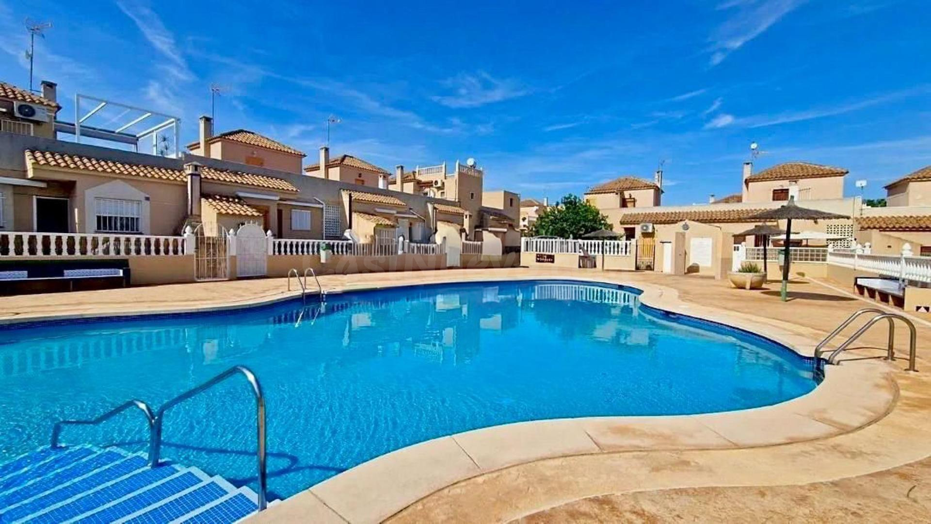 ADOSADO CON PISCINA COMUNITARIA, RODEADO DE TODOS LOS SERVIC