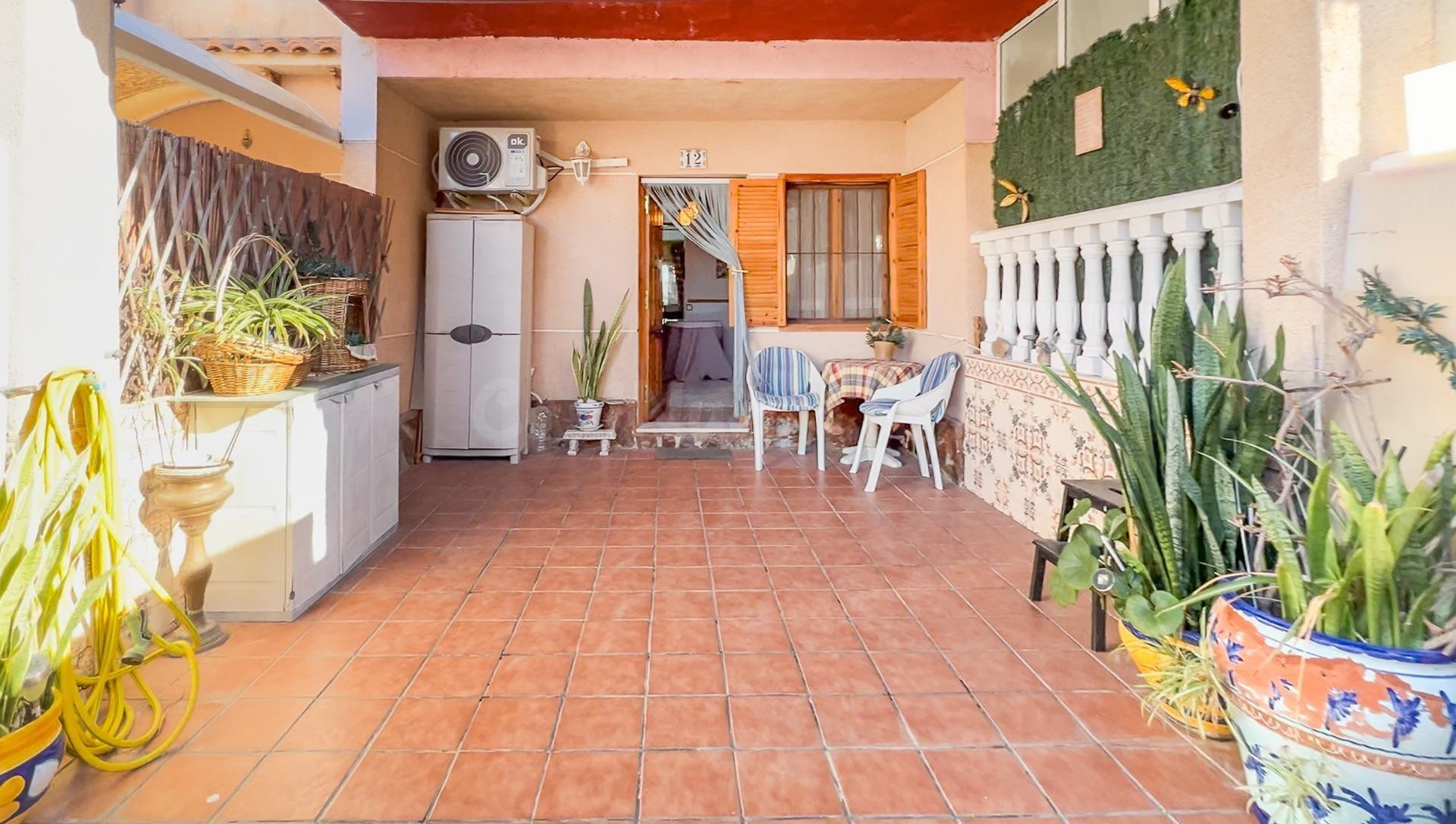 ADOSADO CON PISCINA COMUNITARIA, RODEADO DE TODOS LOS SERVIC - foto 2
