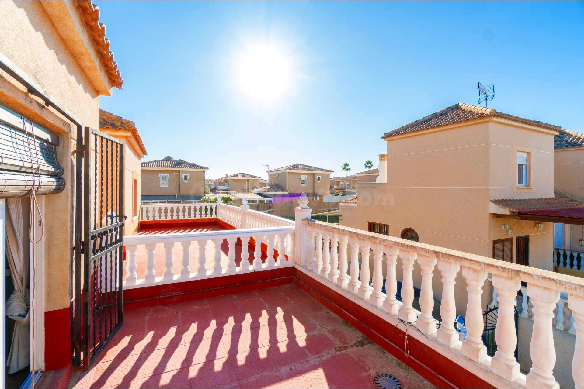 ADOSADO CON PISCINA COMUNITARIA, RODEADO DE TODOS LOS SERVIC - foto 5