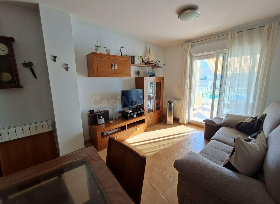 Planta baja con terraza y piscina comunitaria. - foto 4