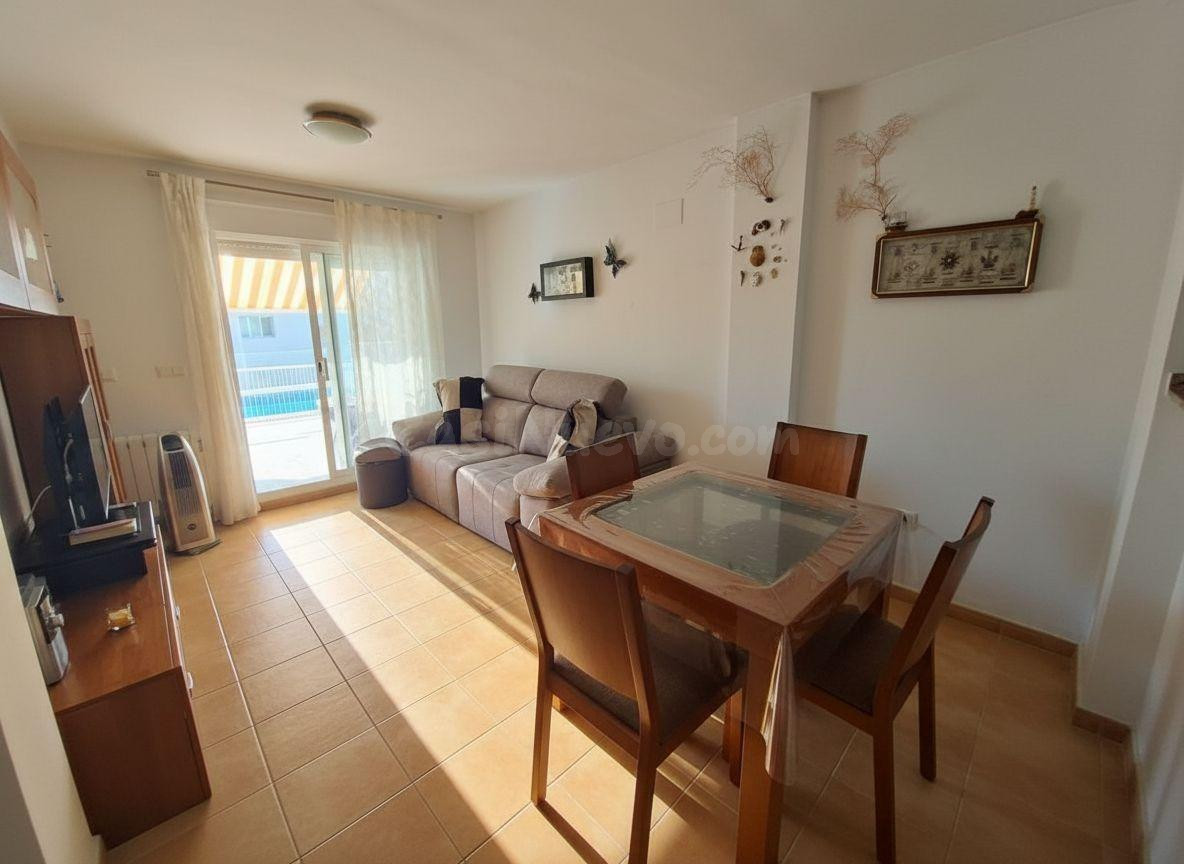 Planta baja con terraza y piscina comunitaria. - foto 5